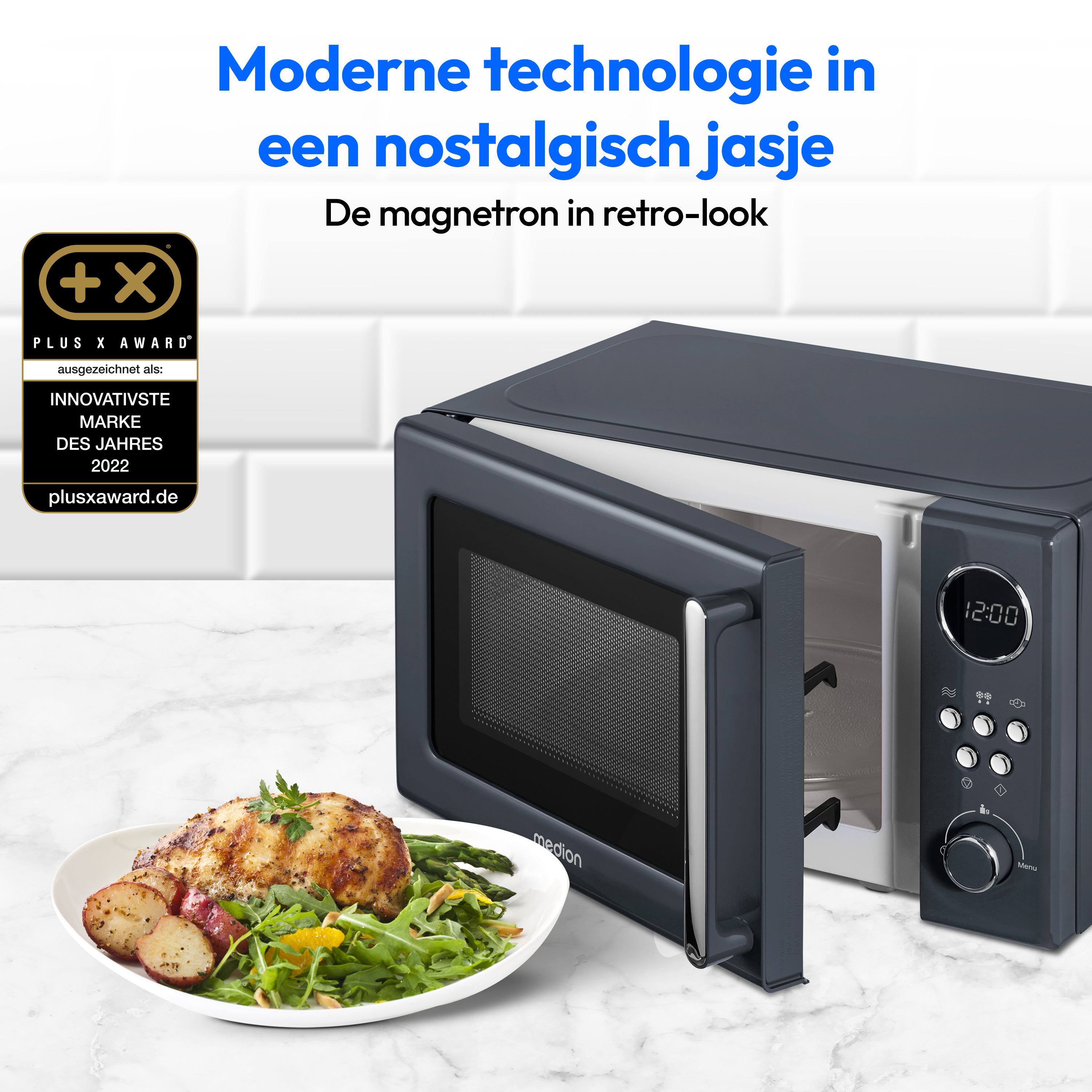 Kuchenka mikrofalowa z otwartymi drzwiami, talerz z jedzeniem i logo plus x award na białej powierzchni.