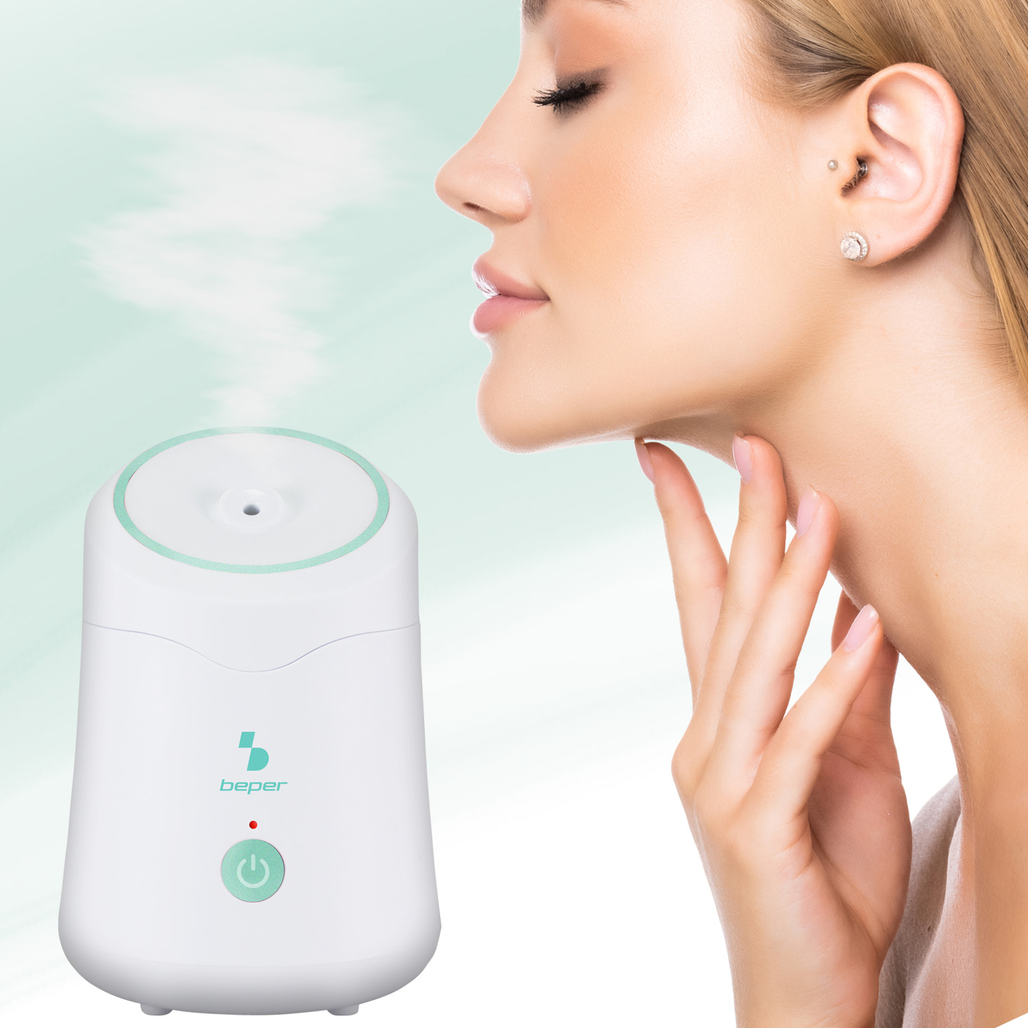 Una donna inala vapore da un diffusore Beper bianco. Il diffusore è a sinistra, il viso e la mano della donna a destra.