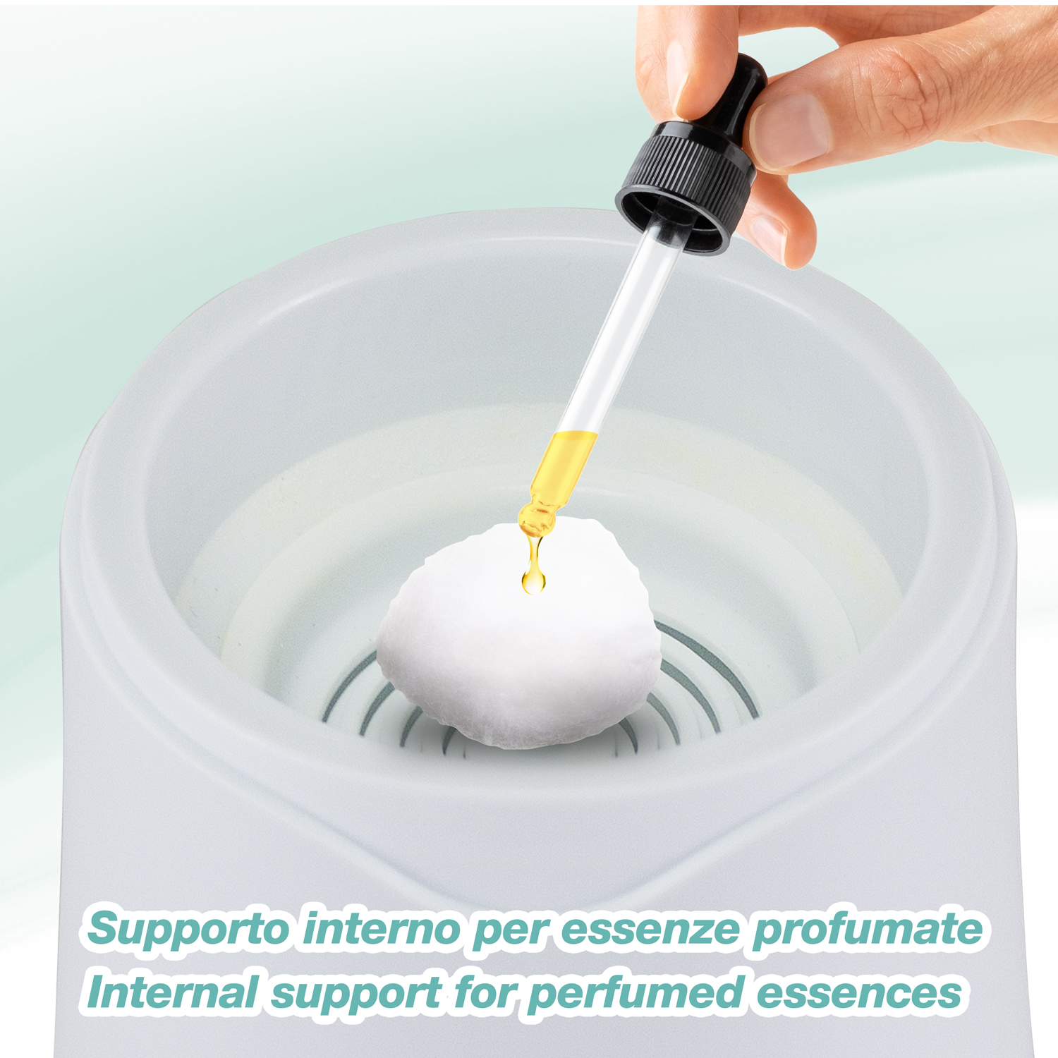 Una mano tiene un contagocce sopra un batuffolo di cotone in un contenitore bianco. Liquido giallo gocciola.