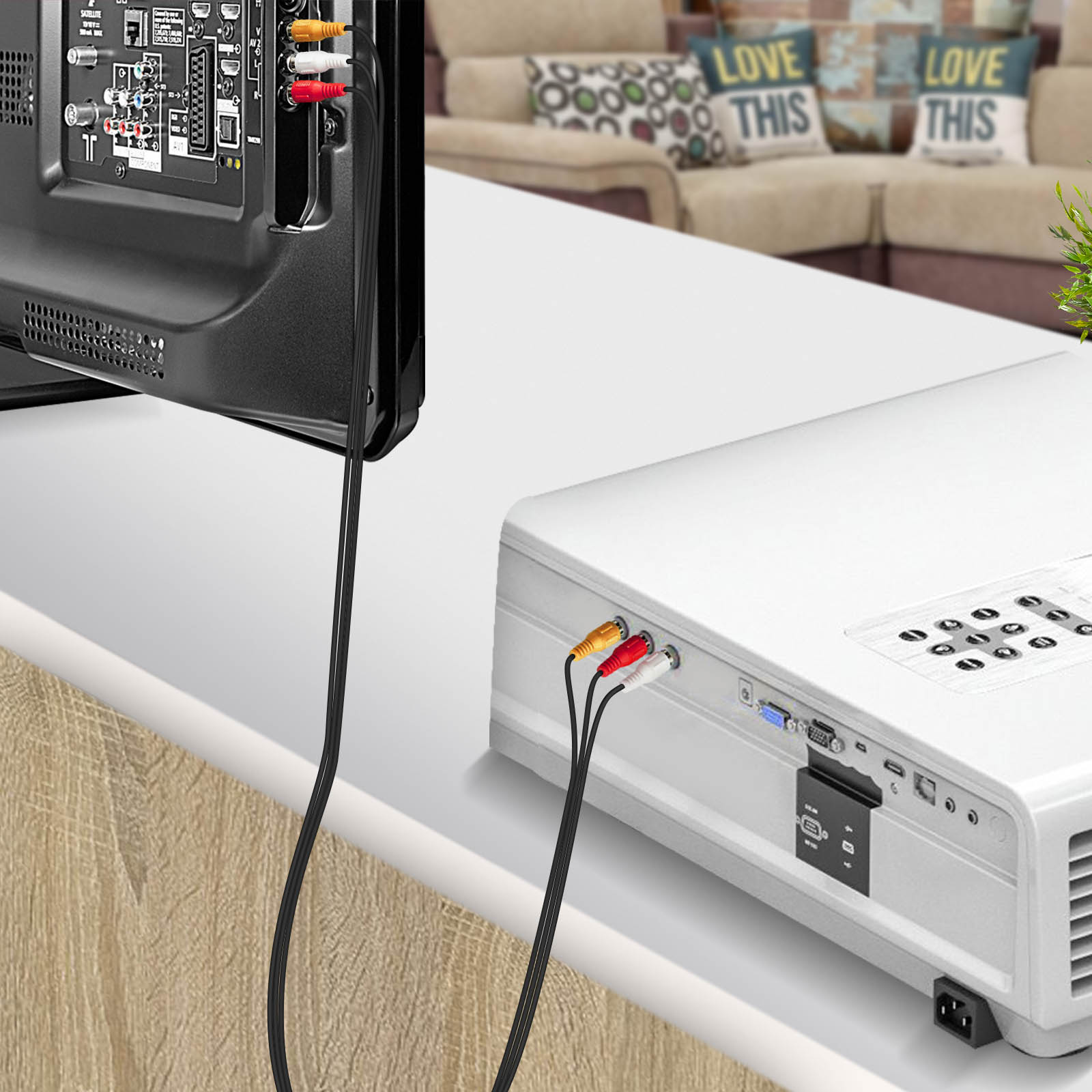 Ein Fernseher und ein Projektor sind mit Kabeln verbunden. Der Projektor ist weiß, der Fernseher ist schwarz. Kabel sind gelb, rot und weiß.