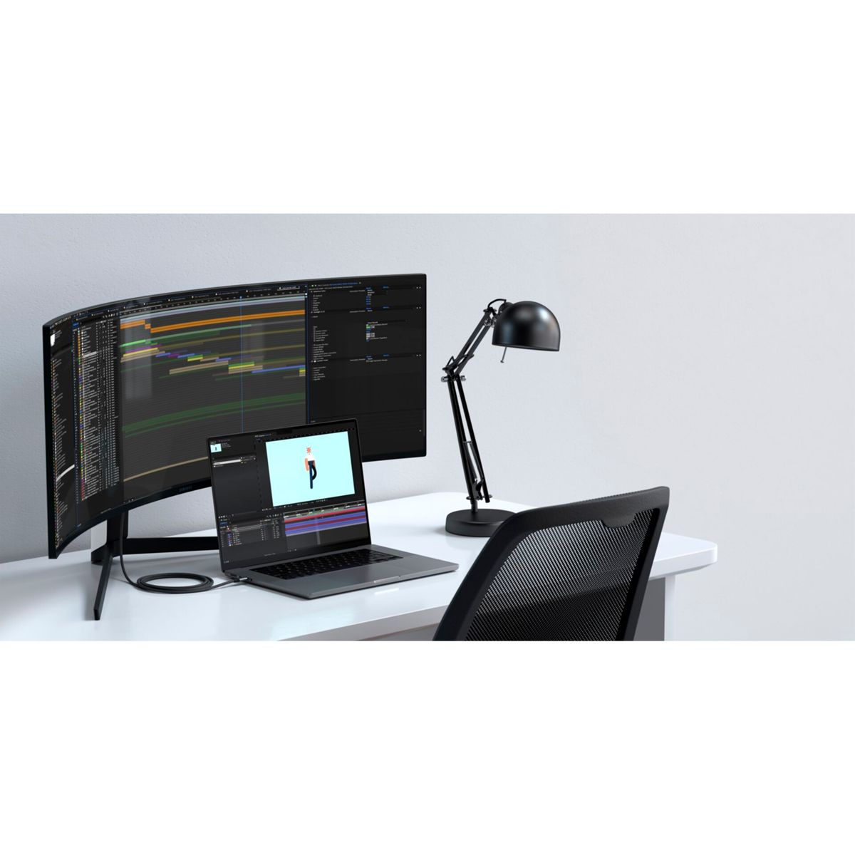 Ein Schreibtisch mit Laptop und gebogenem Monitor, auf dem Videoschnittsoftware angezeigt wird. Eine schwarze Schreibtischlampe und ein Stuhl vervollständigen die Szene.