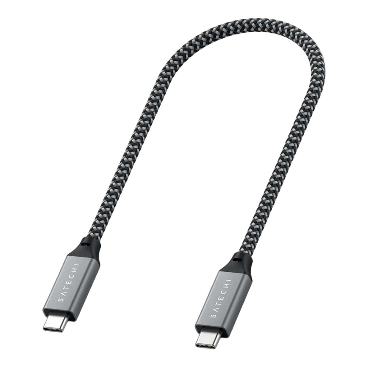 Un cavo USB-C intrecciato con connettori grigi. Il cavo è nero, bianco e grigio. I connettori hanno il logo Satechi.