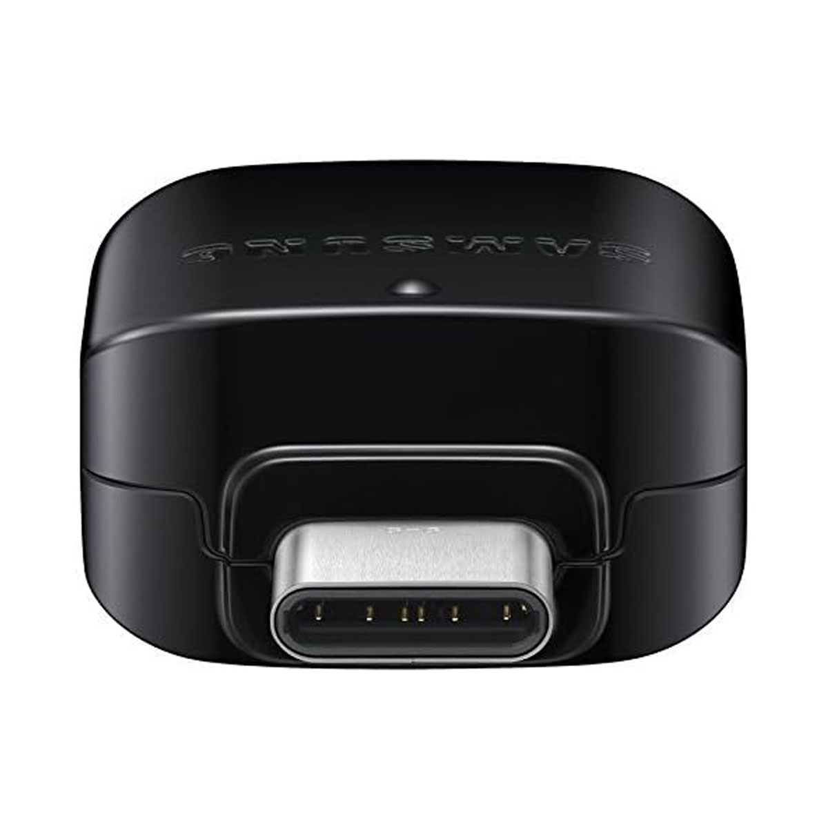 Primo piano di un dispositivo nero con porta USB-C. La parte superiore ha lettere in rilievo. Il dispositivo è su sfondo bianco.
