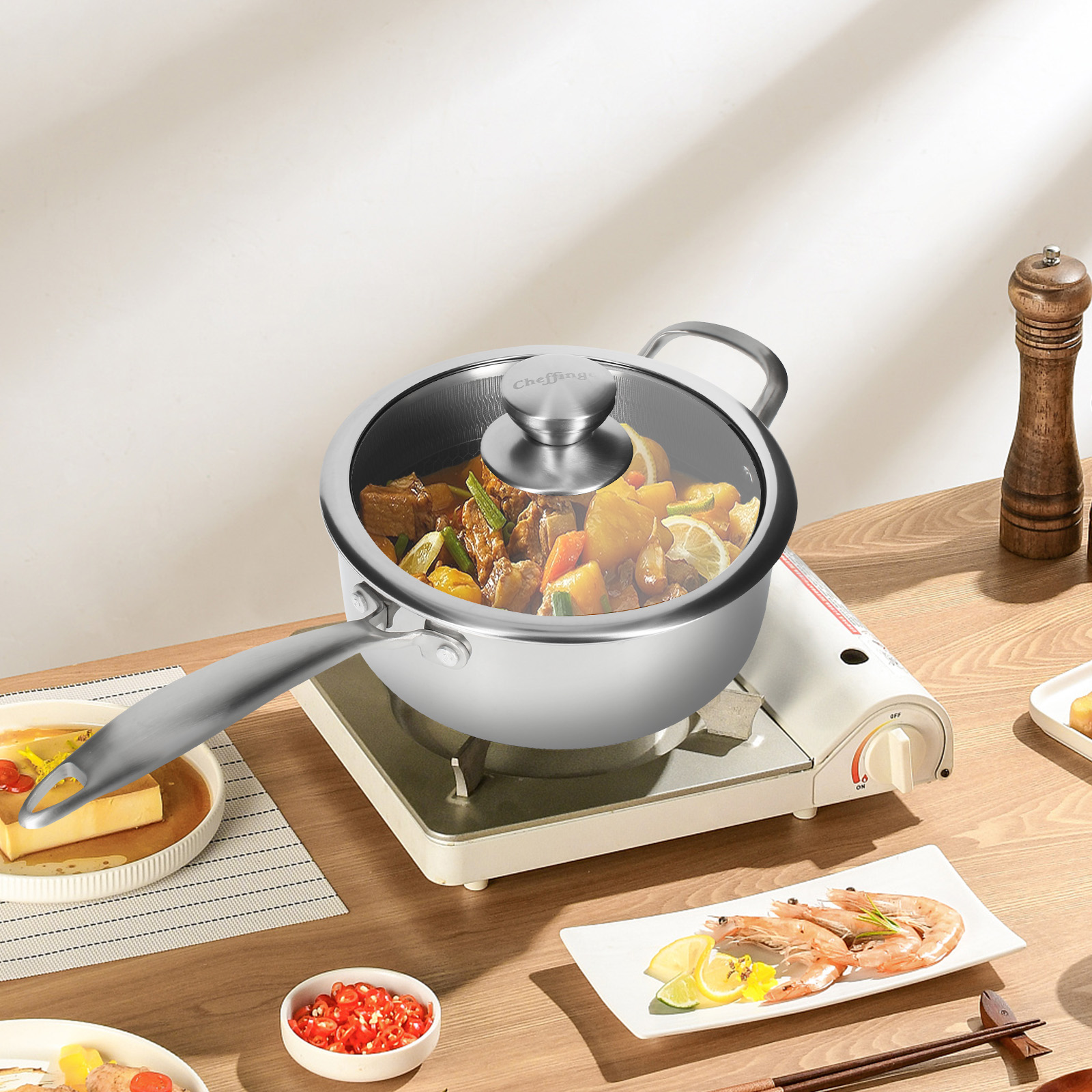 Una olla con comida en una estufa, rodeada de alimentos como camarones, chile y tofu sobre una mesa de madera.