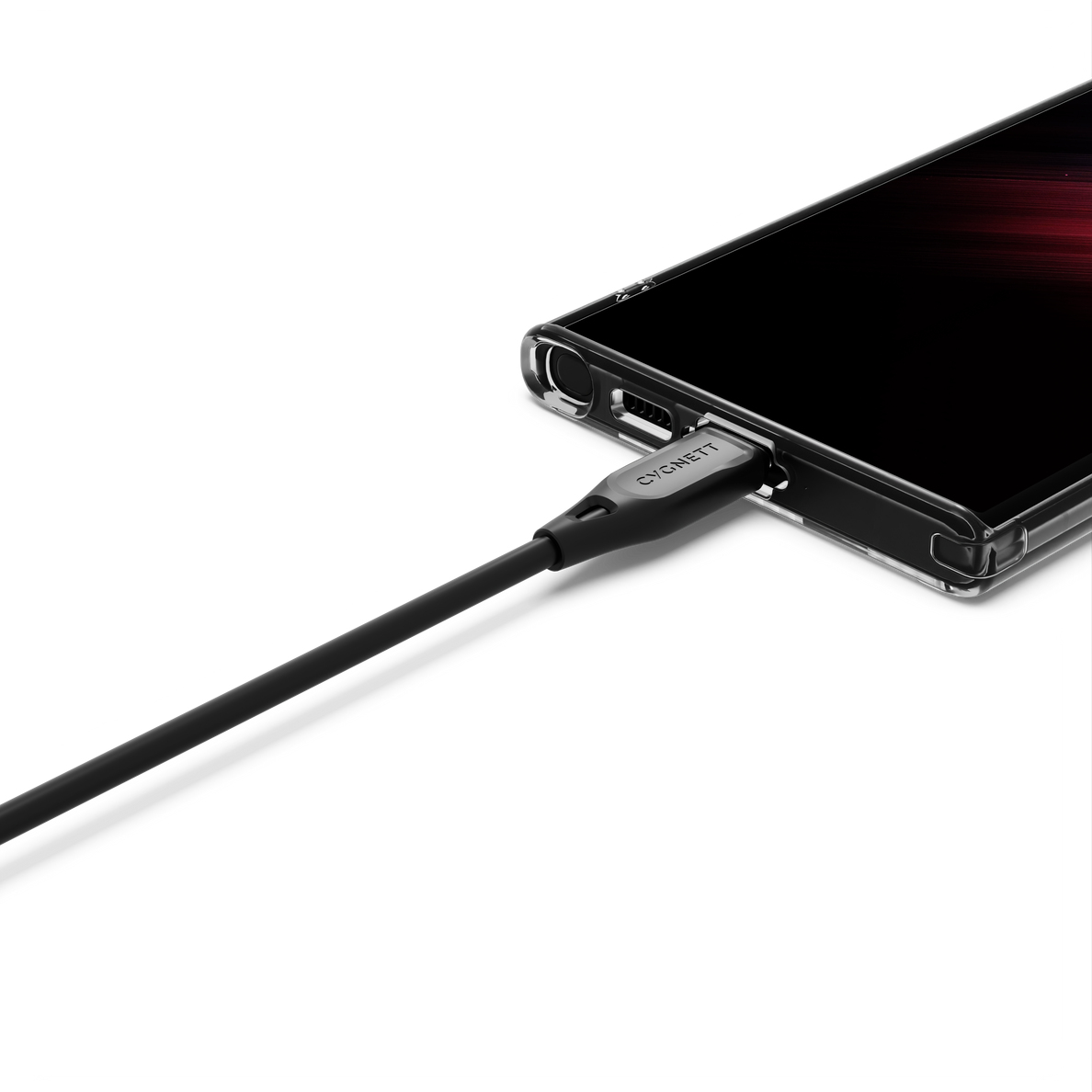 Uno smartphone nero è in carica con un cavo nero. Il cavo è collegato al telefono, che ha una custodia trasparente.