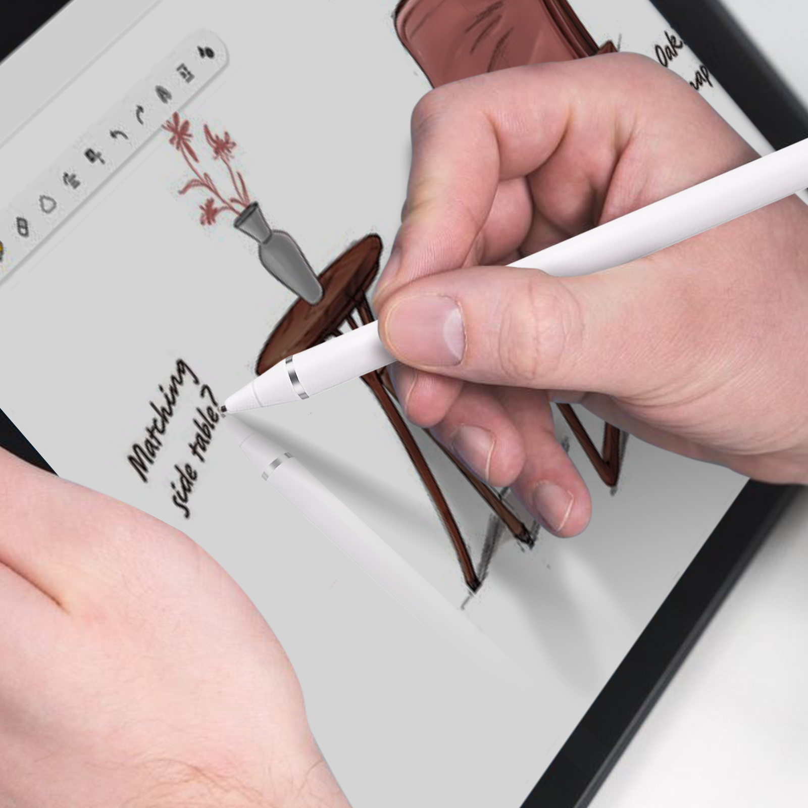 Una mano che tiene una penna bianca su un tablet, disegnando uno schizzo di tavolino. Sono schizzati anche un vaso e dei fiori.