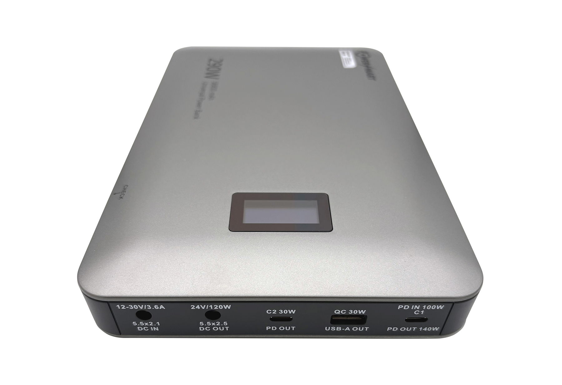 Eine silberne Powerbank mit mehreren Anschlüssen, einem Display und Kennzeichnungen für Spannung und Leistung.