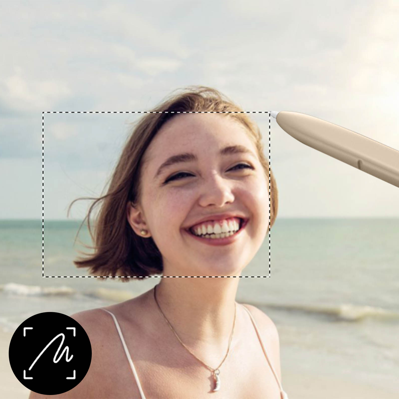 Donna sorridente sulla spiaggia con penna e riquadro di selezione. Sfondo: mare e cielo.