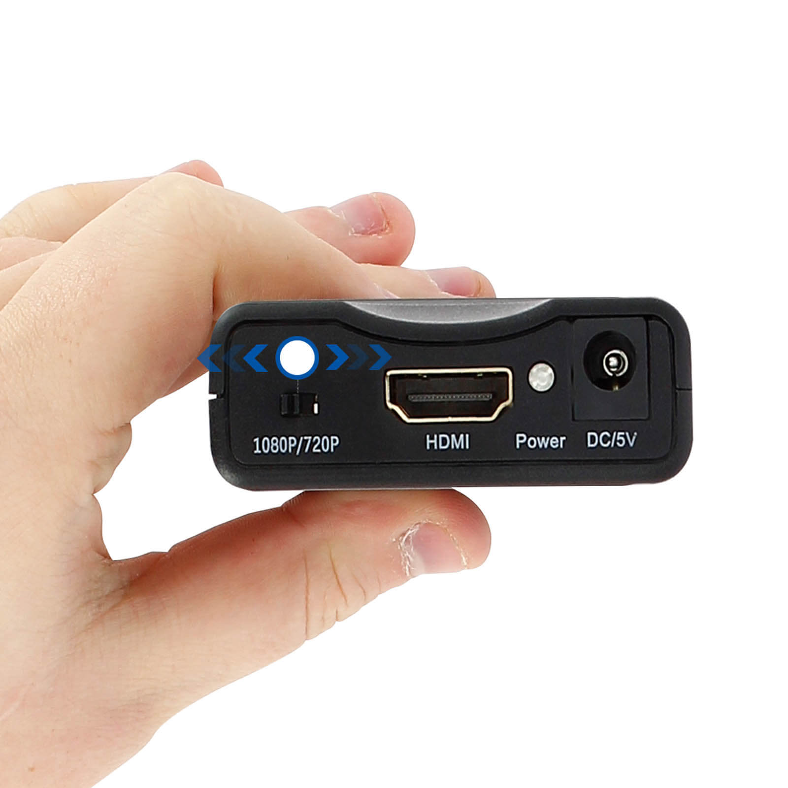Hand hält einen schwarzen HDMI-Konverter mit den Anschlüssen 1080P/720P, HDMI, Power und DC/5V. Weißer Hintergrund.