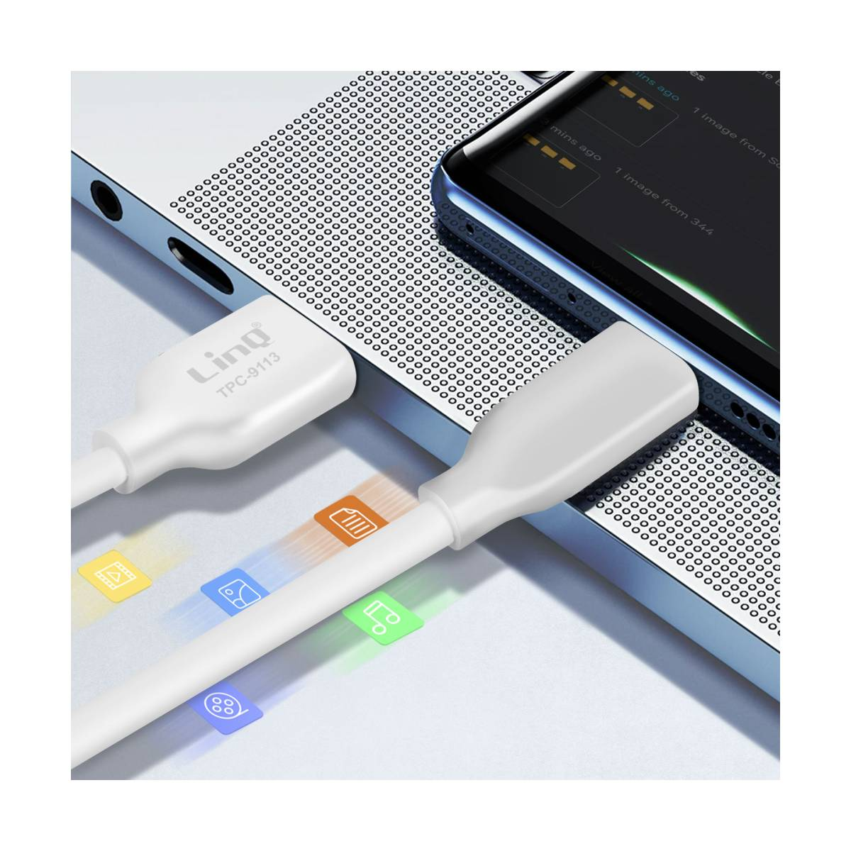 Un cavo di ricarica bianco è collegato a un telefono e a un laptop. Ci sono icone di diverse app sullo schermo.
