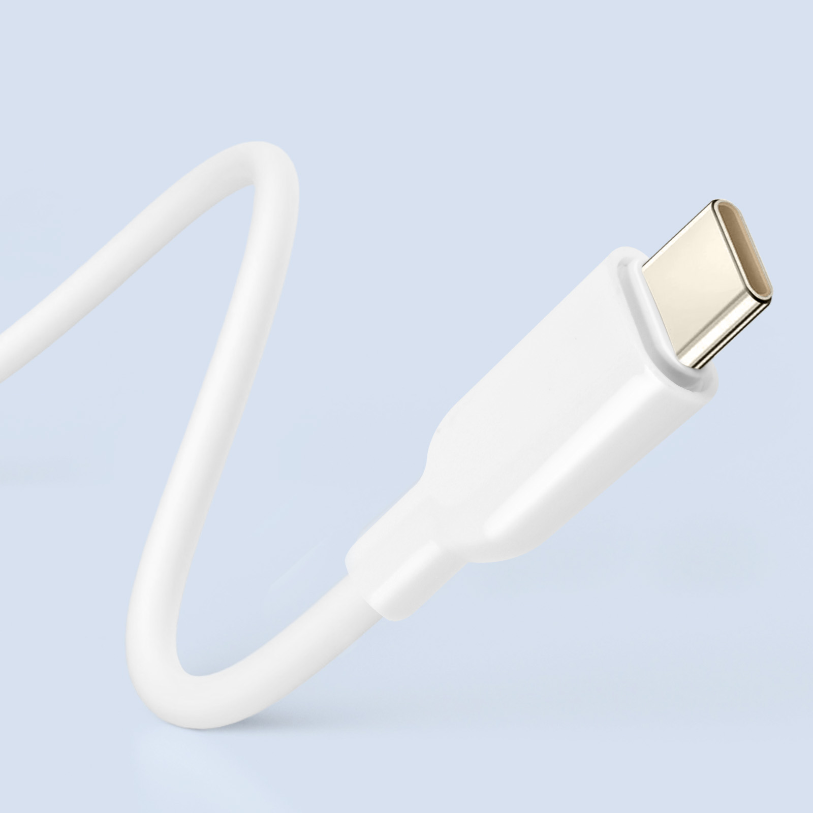 Cavo di ricarica USB-C bianco con connettore dorato, su sfondo azzurro chiaro.