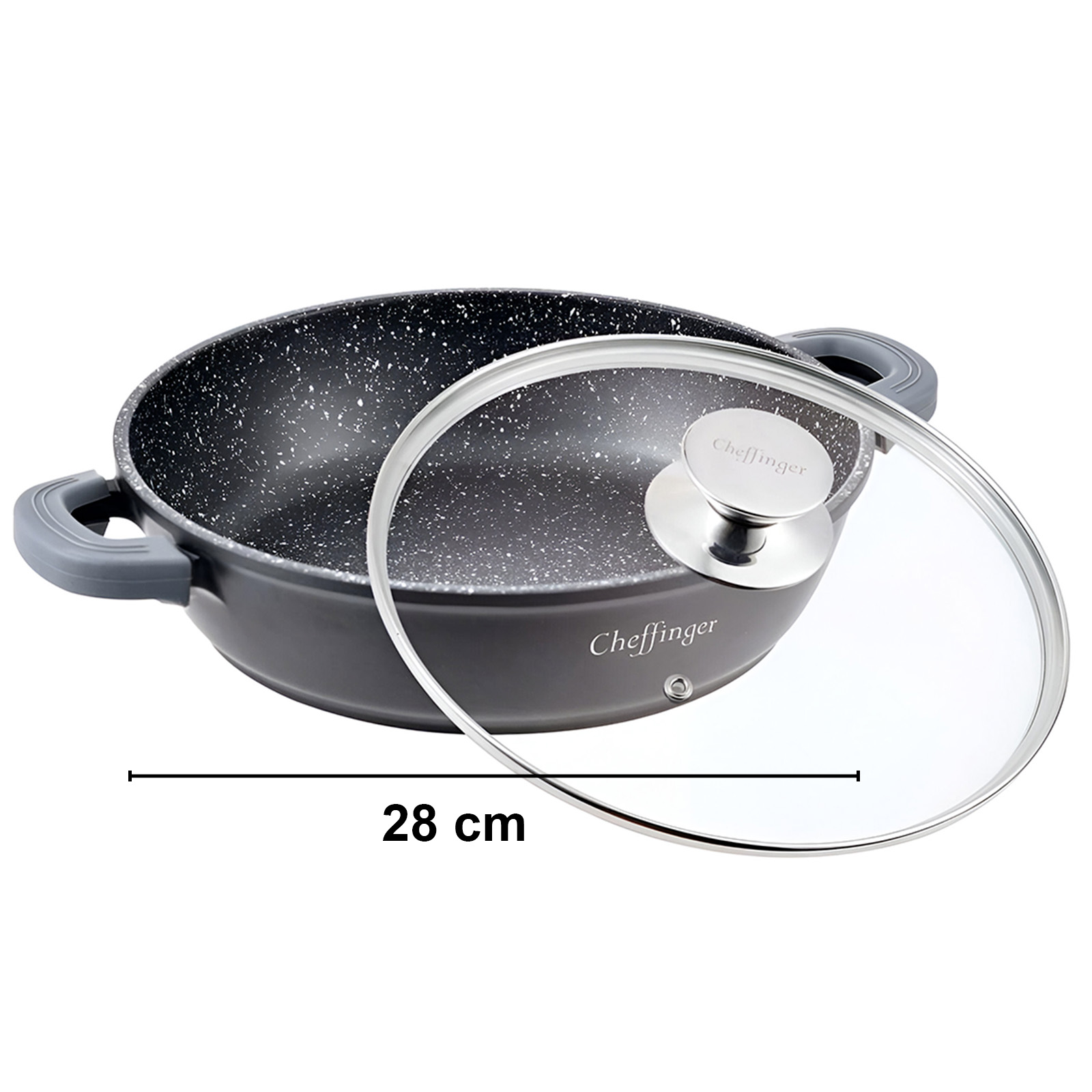Eine graue Chefinger-Pfanne mit Glasdeckel. Die Pfanne ist 28 cm breit. Sie hat zwei graue Griffe auf jeder Seite.