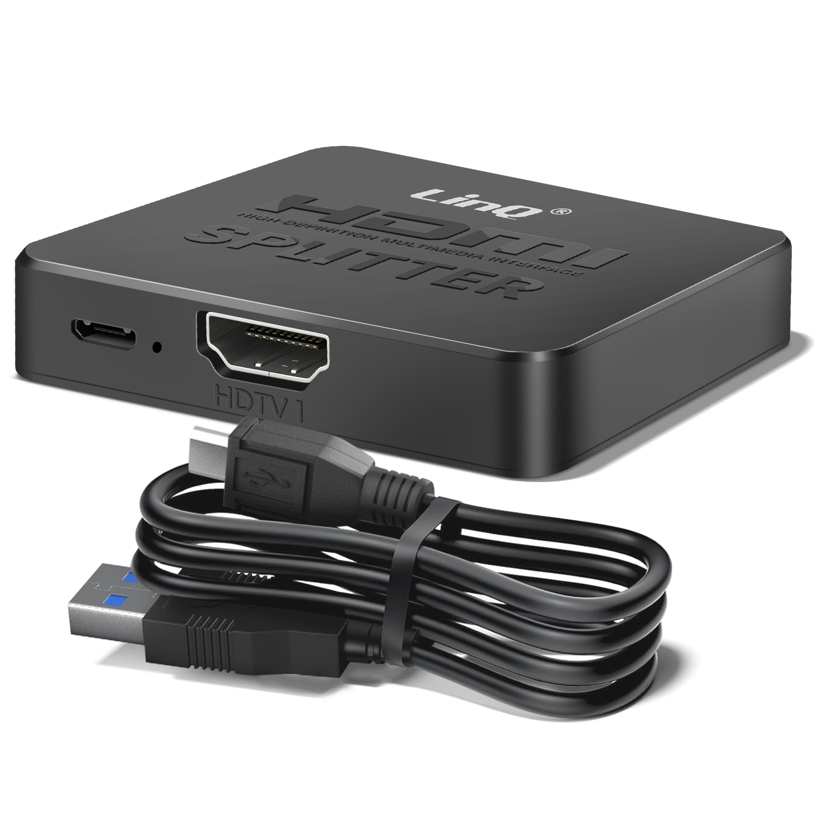 Splitter HDMI nero e cavo USB nero di fronte a sfondo bianco.