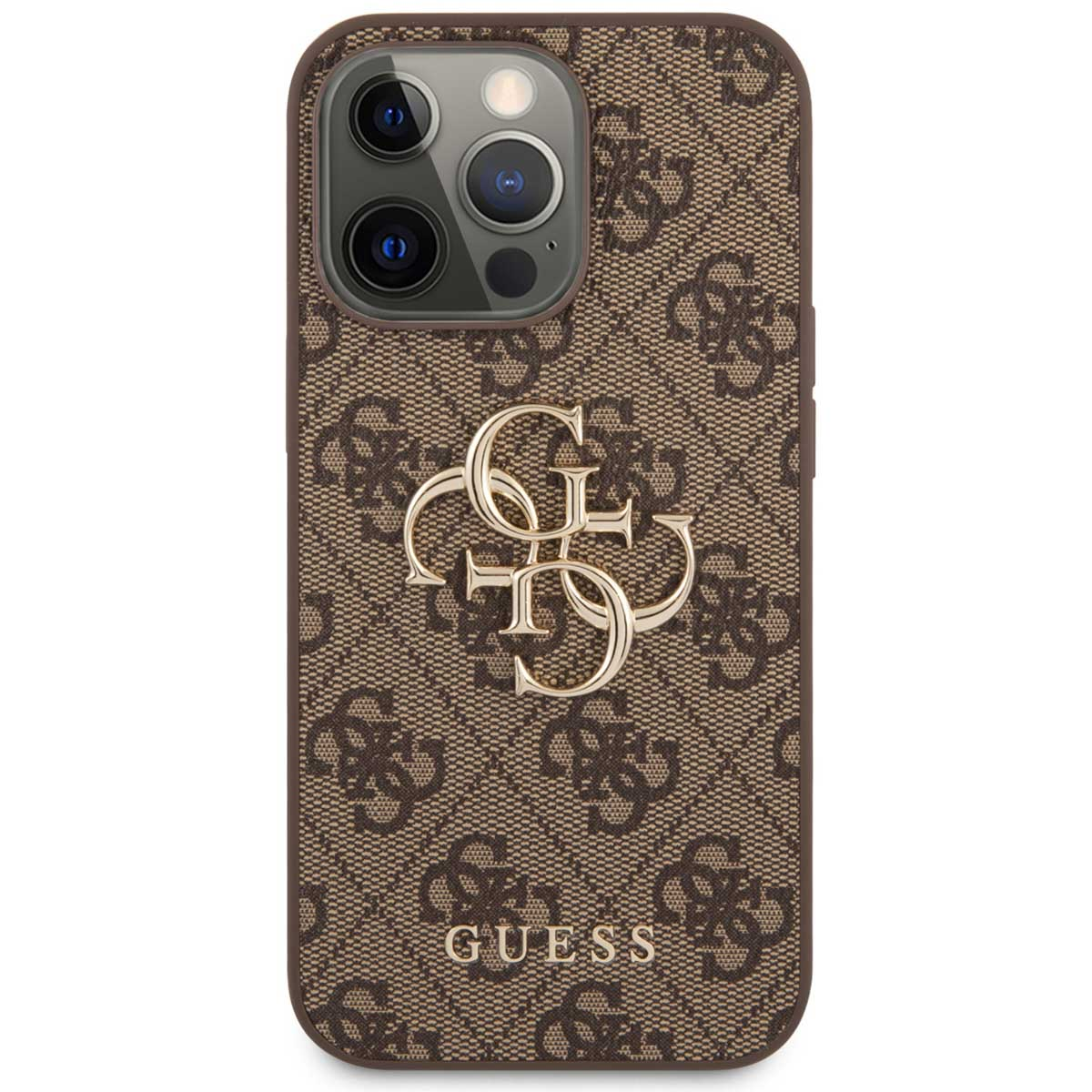 Una custodia per telefono Guess marrone con logo e un telefono con tre fotocamere. La custodia ha un motivo ripetuto.