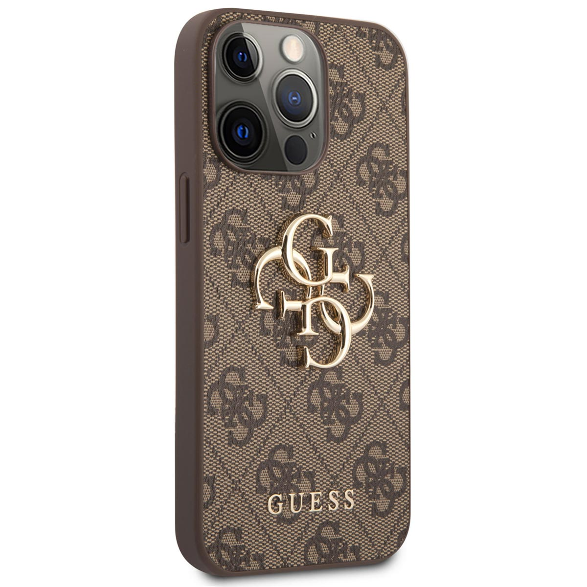 Una custodia per telefono Guess marrone. Presenta un motivo ripetuto e il logo Guess in oro. La custodia ha un ritaglio per la fotocamera.