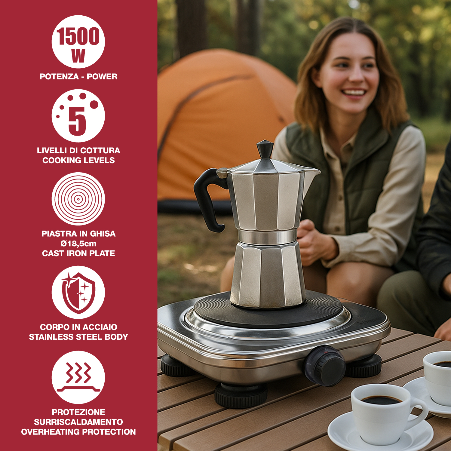 Una scena di campeggio mostra una caffettiera su un fornello portatile. Due persone sono sullo sfondo, con una tenda. Due tazze di caffè sono sul tavolo.