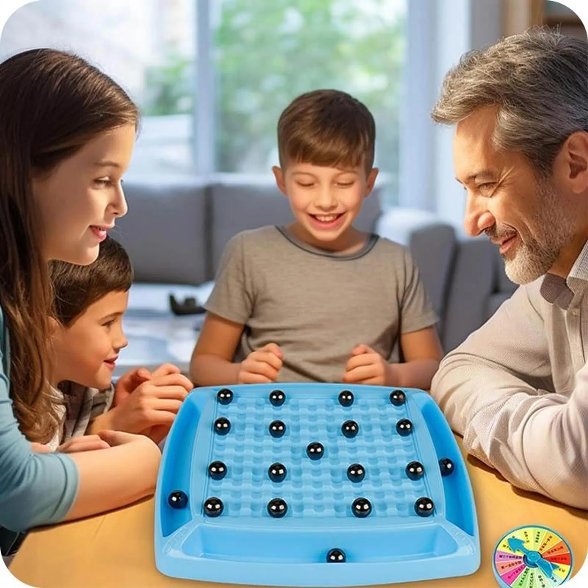 Eine Familie spielt ein Spiel mit einem blauen Brett und schwarzen Kugeln. Ein farbenfrohes Rad ist in der Ecke.