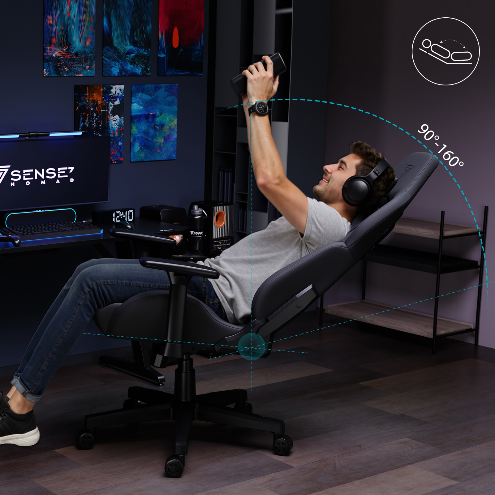 Een man in een gamingstoel leunt achterover en houdt een telefoon vast. Hij draagt een koptelefoon en een horloge. De hoek van de stoel wordt getoond.
