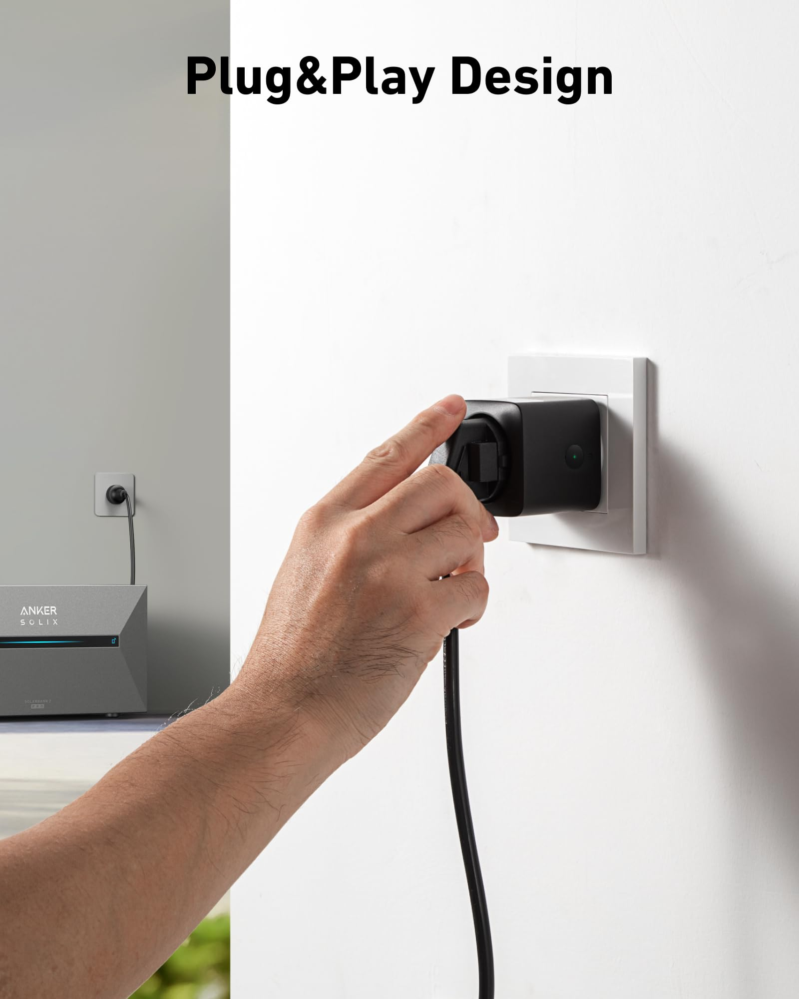 Hand steckt einen schwarzen Stecker in eine weiße Steckdose. Links ist eine graue Box. Der Text 'Plug&Play Design' erscheint.