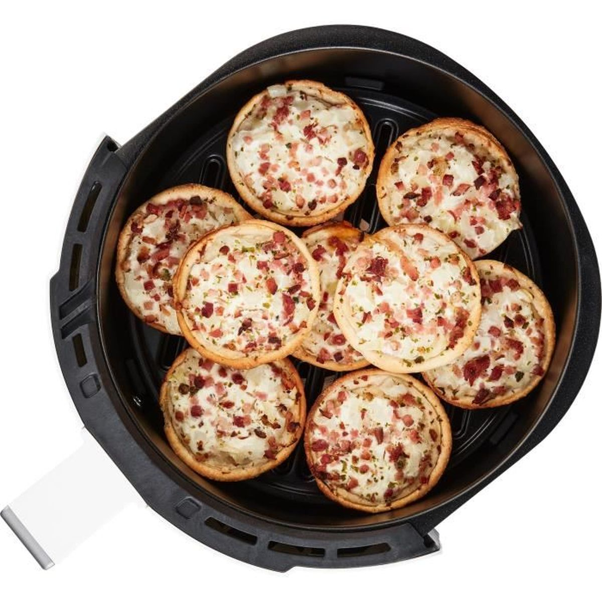 Negen mini pizza's met kaas en vlees toppings in een zwarte airfryer. De airfryer staat op een witte achtergrond.