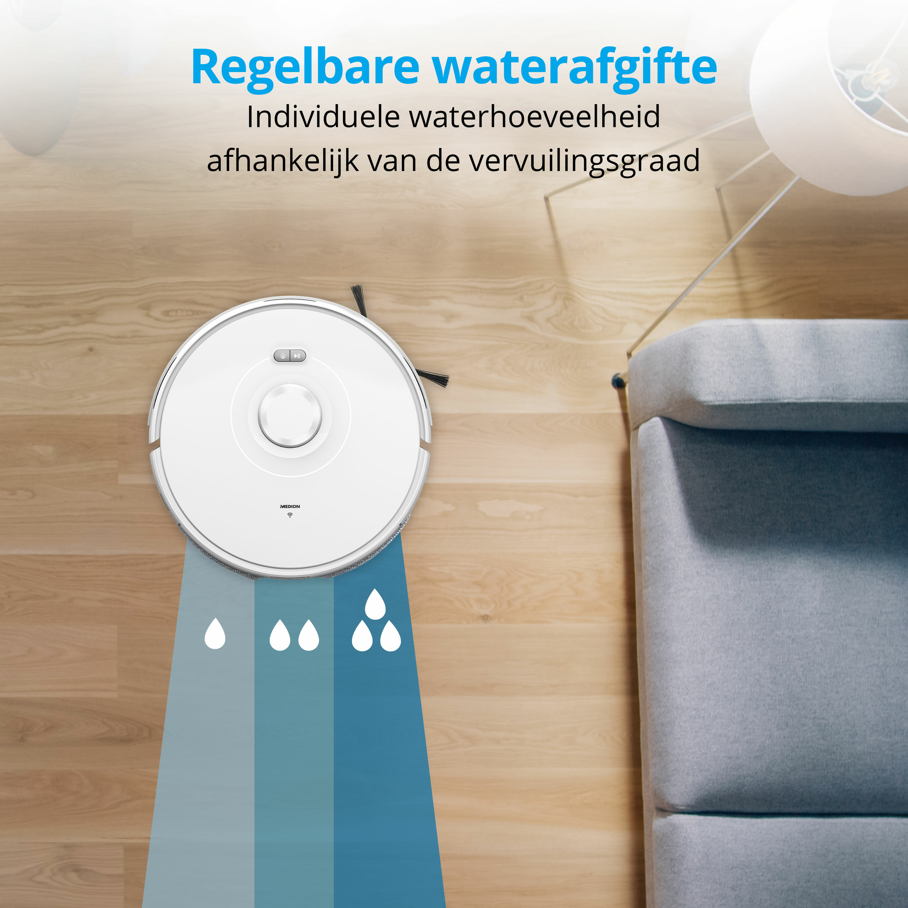 Biały robot odkurzający na drewnianej podłodze. Pokazano krople wody. Po prawej szara sofa.