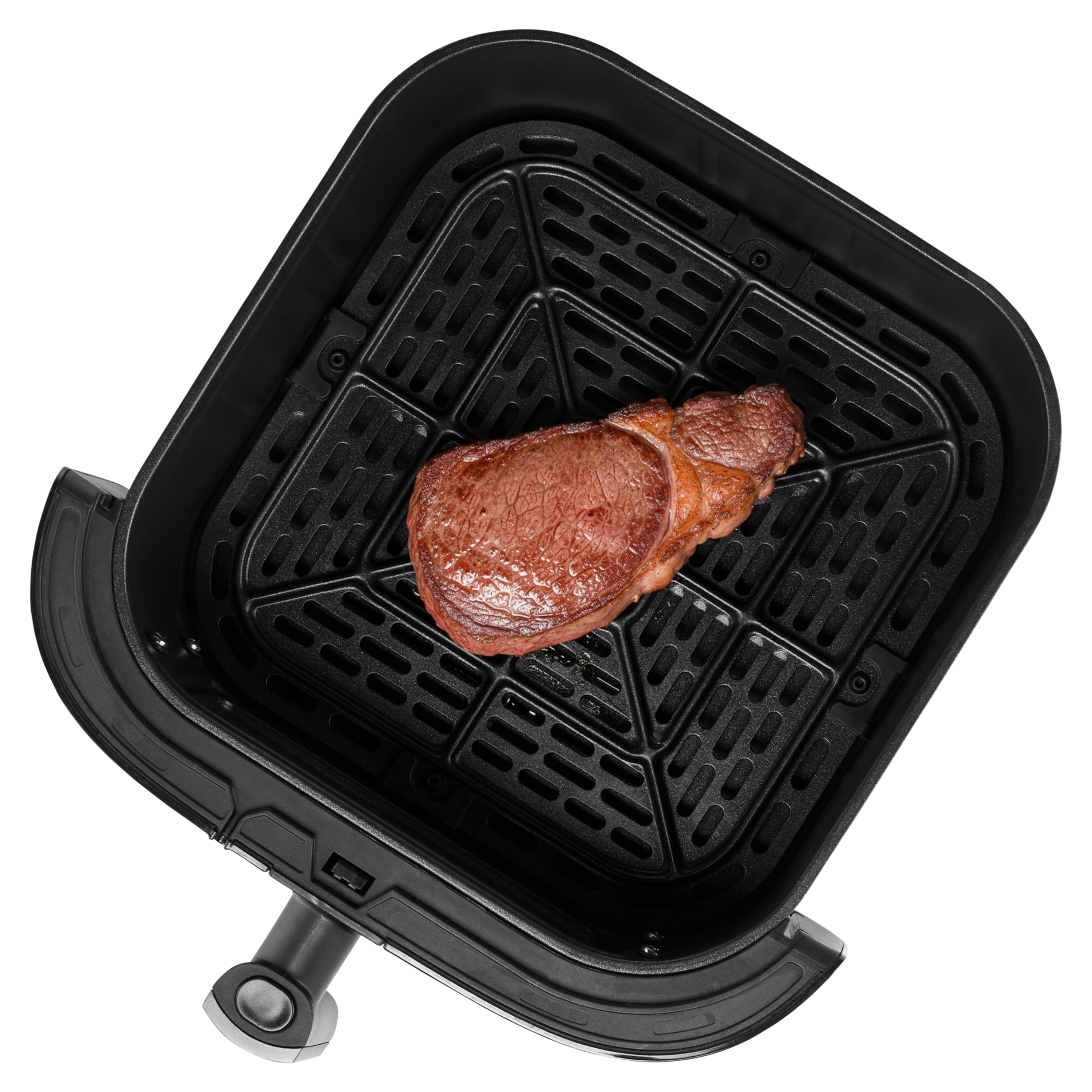 Een gebakken biefstuk ligt in een zwarte airfryer. Het apparaat is schuin, met een witte achtergrond.