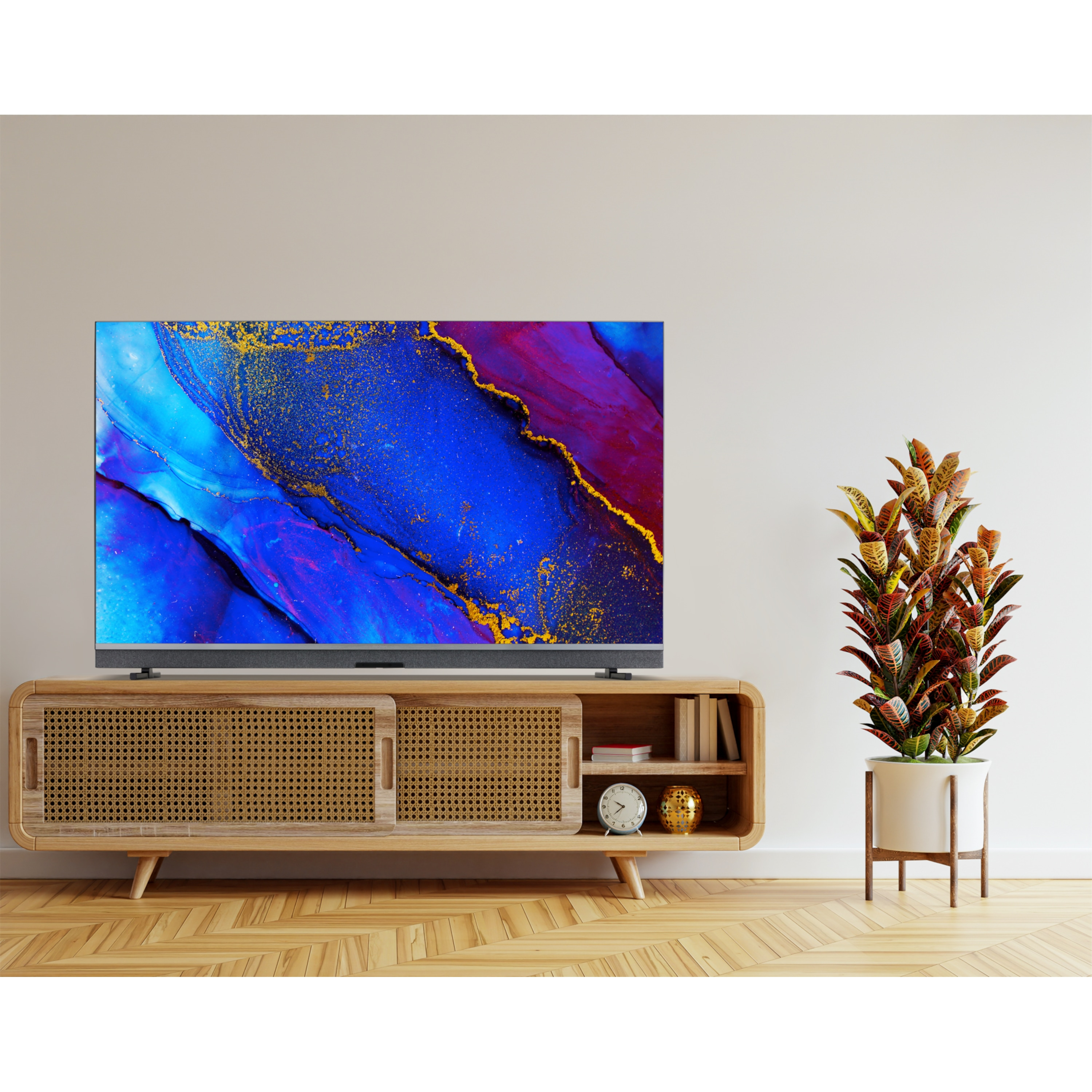 Ein Fernseher zeigt blaue und goldene Kunst. Er steht auf einem Holzschrank mit einer Pflanze.