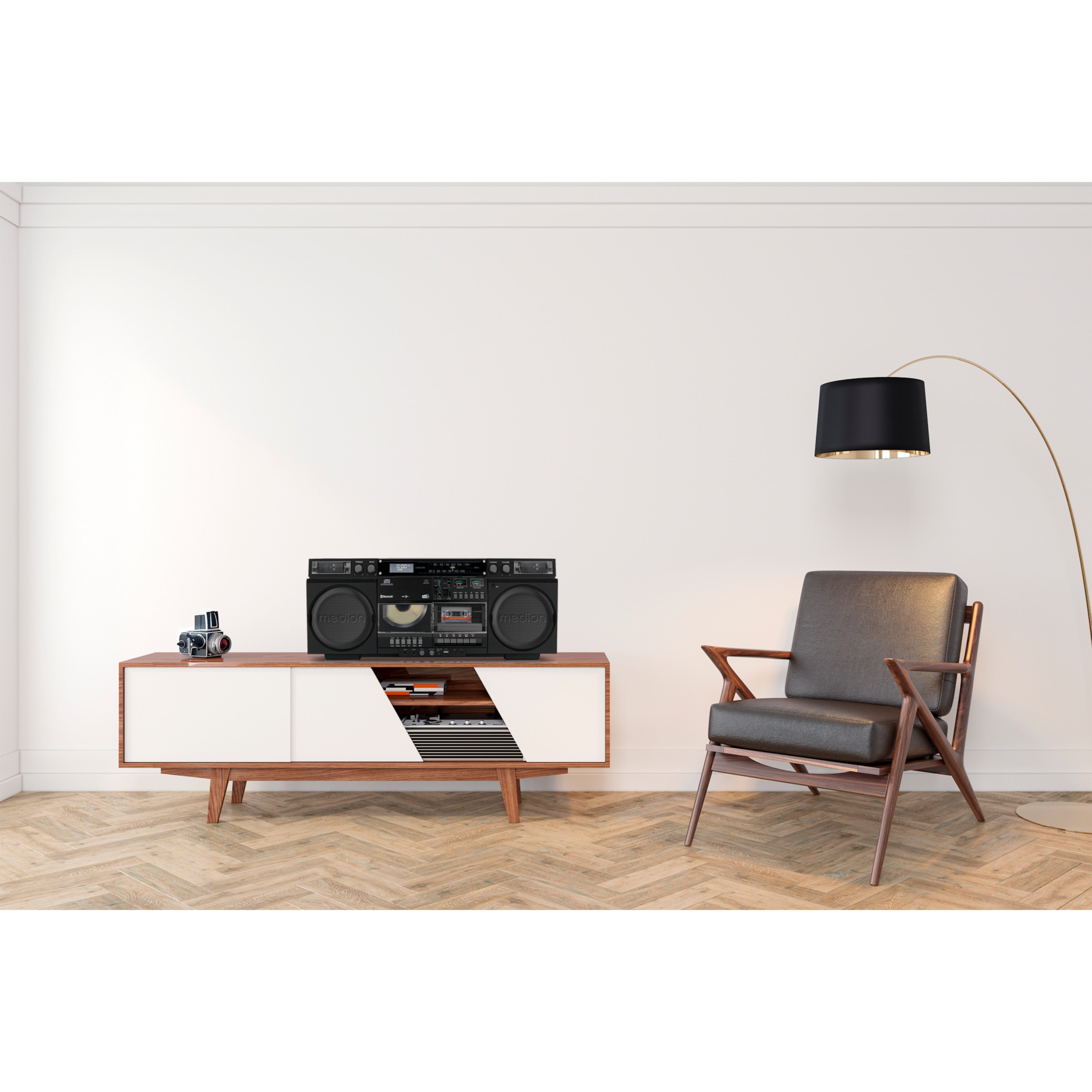 Pokój z białą ścianą, wieżą stereo, krzesłem i lampą. Drewniana podłoga. Boombox na drewnianej szafce.