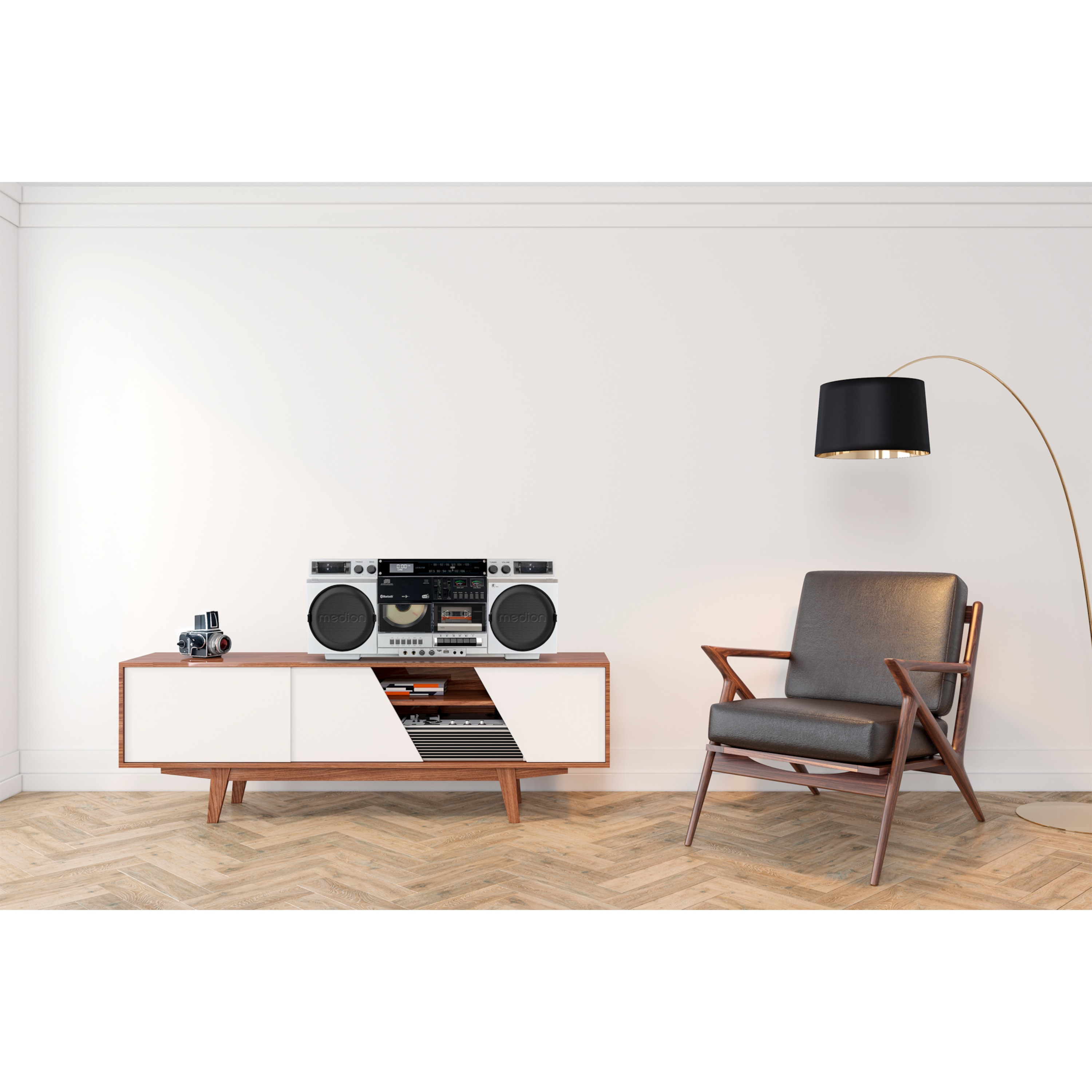 Ein Raum mit Stereoanlage, Kamera, Stuhl und Lampe. Stereo und Kamera stehen auf einem Tisch. Der Stuhl steht neben der Lampe.