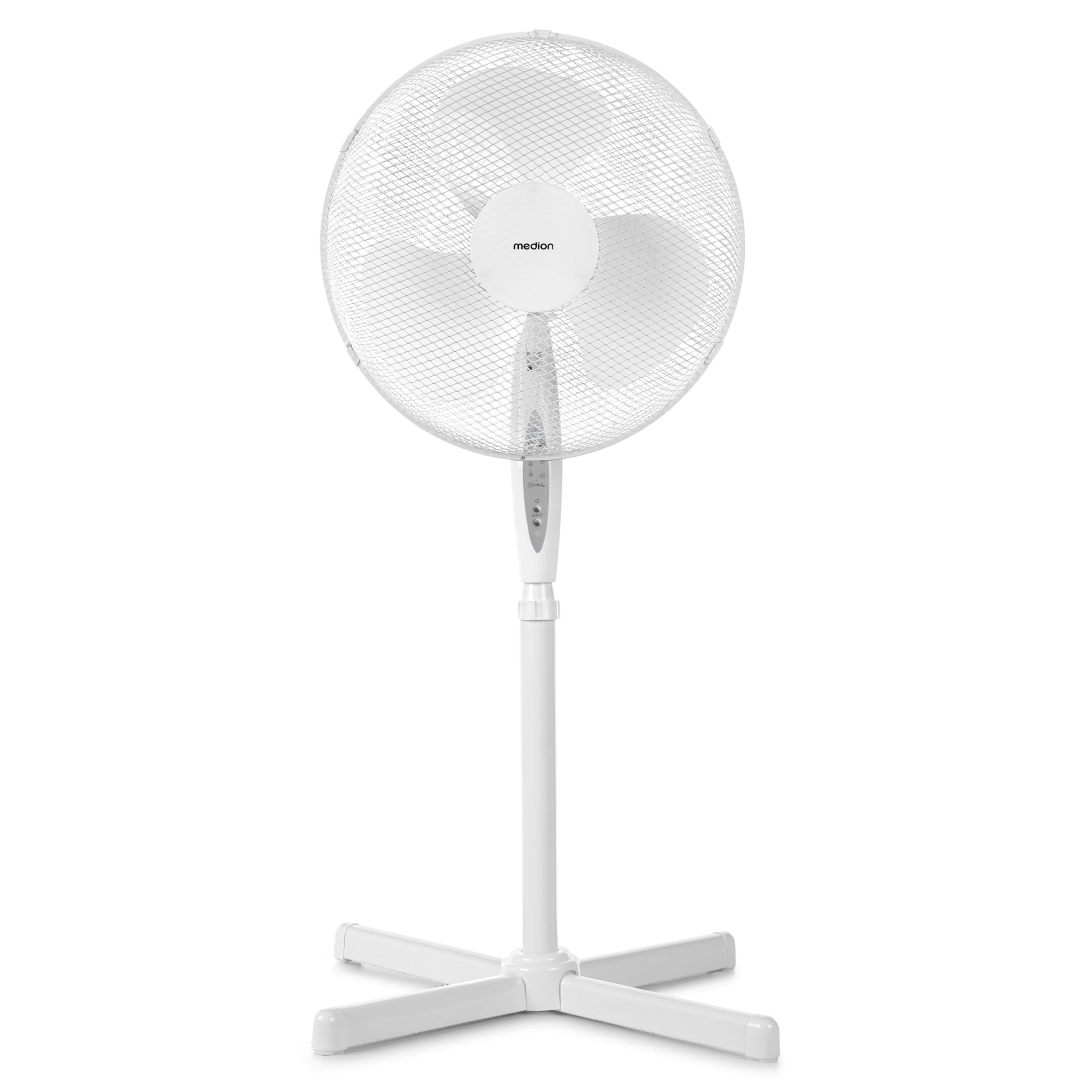 Biały wentylator stojący Medion. Ma siatkową osłonę i okrągłą podstawę. Wentylator stoi na białym tle.