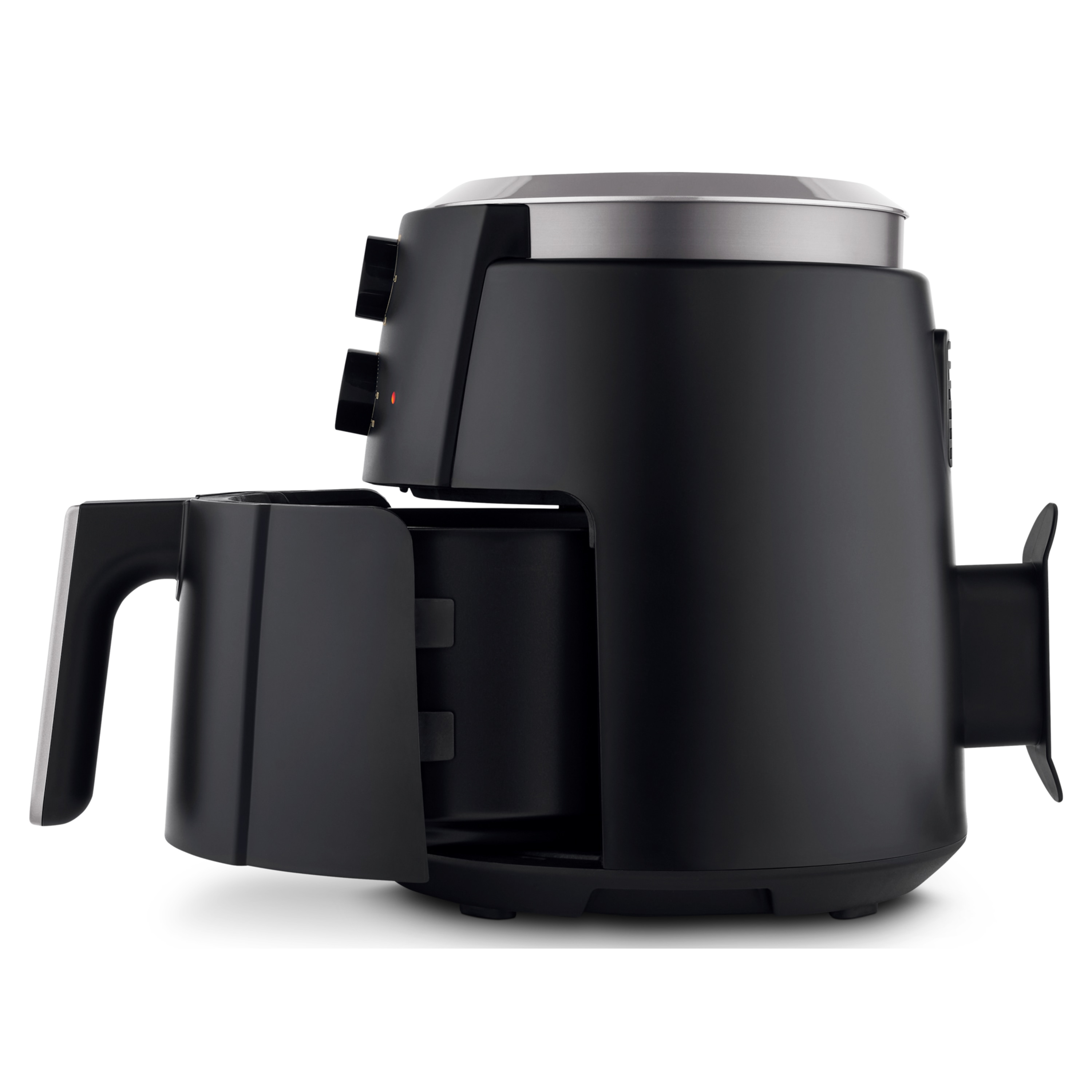 Een zwarte airfryer op een witte achtergrond. De mand is open. De bovenkant heeft een zilveren rand.