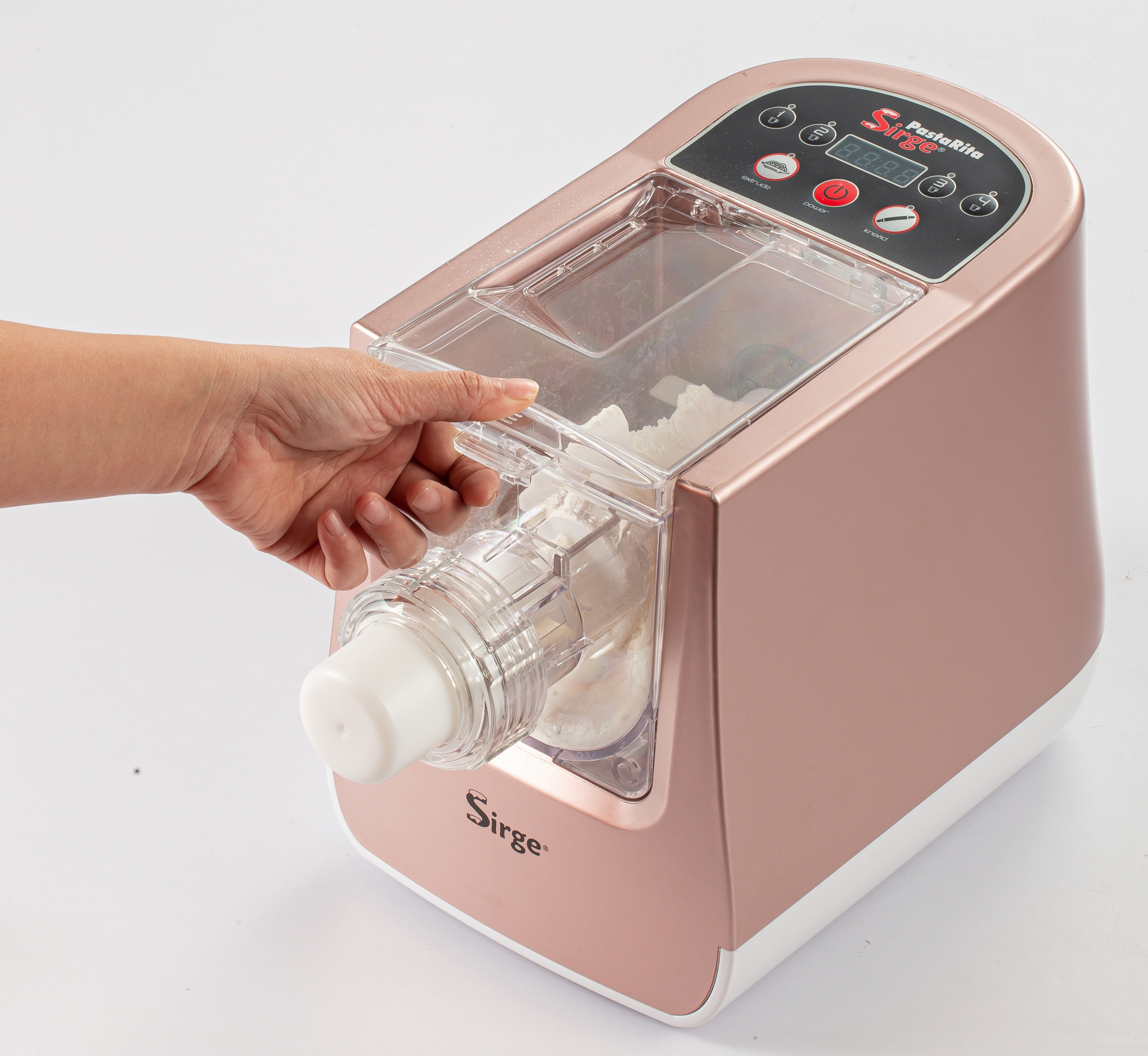 Una mano apre il coperchio di una macchina per la pasta rosa. Ha un display digitale e il marchio Sirge.
