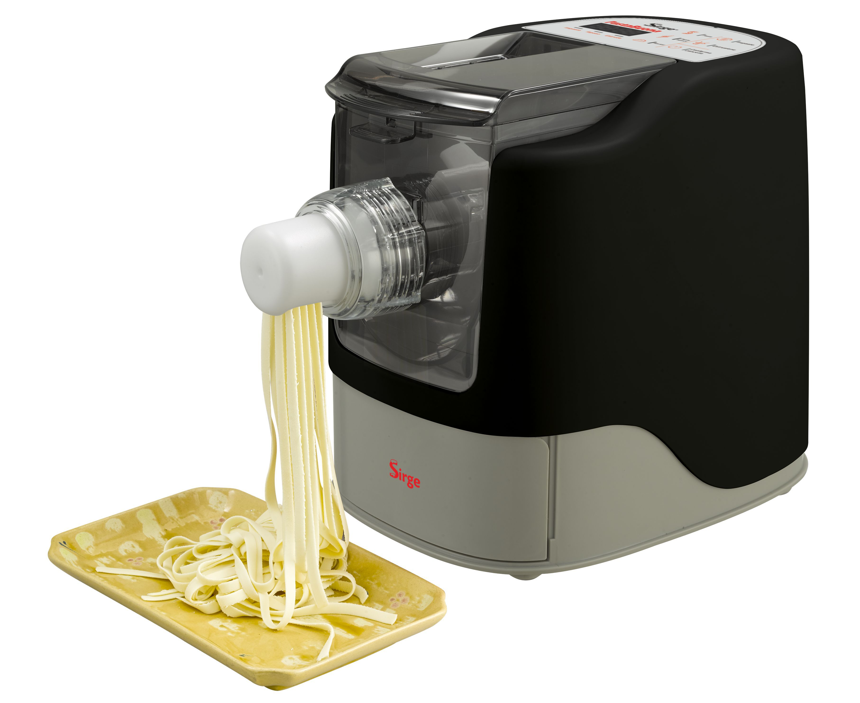 Macchina per la pasta che estrude pasta fresca su un piatto giallo. La macchina è nera e grigia.