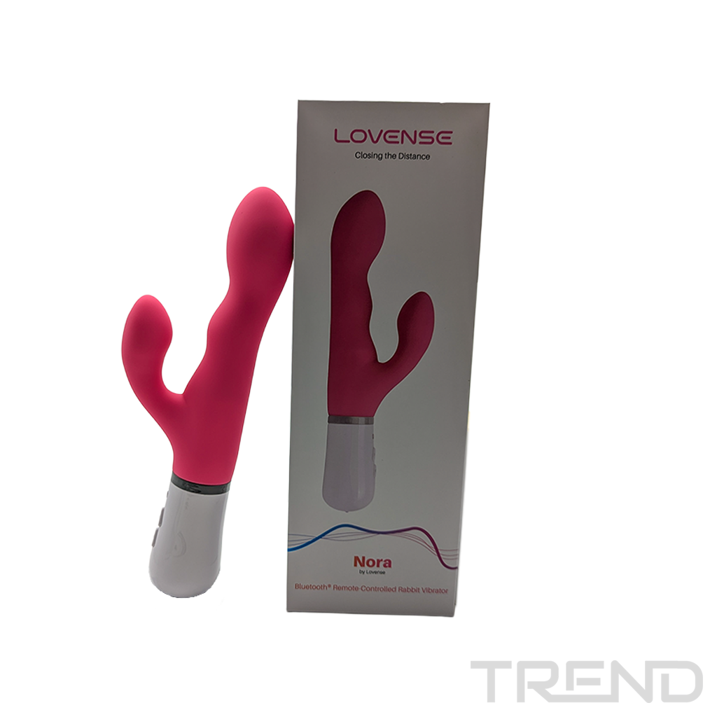 Różowy wibrator króliczek i jego opakowanie. Na pudełku napis 'Nora' i 'Bluetooth Remote Controlled Rabbit Vibrator'. Białe tło.
