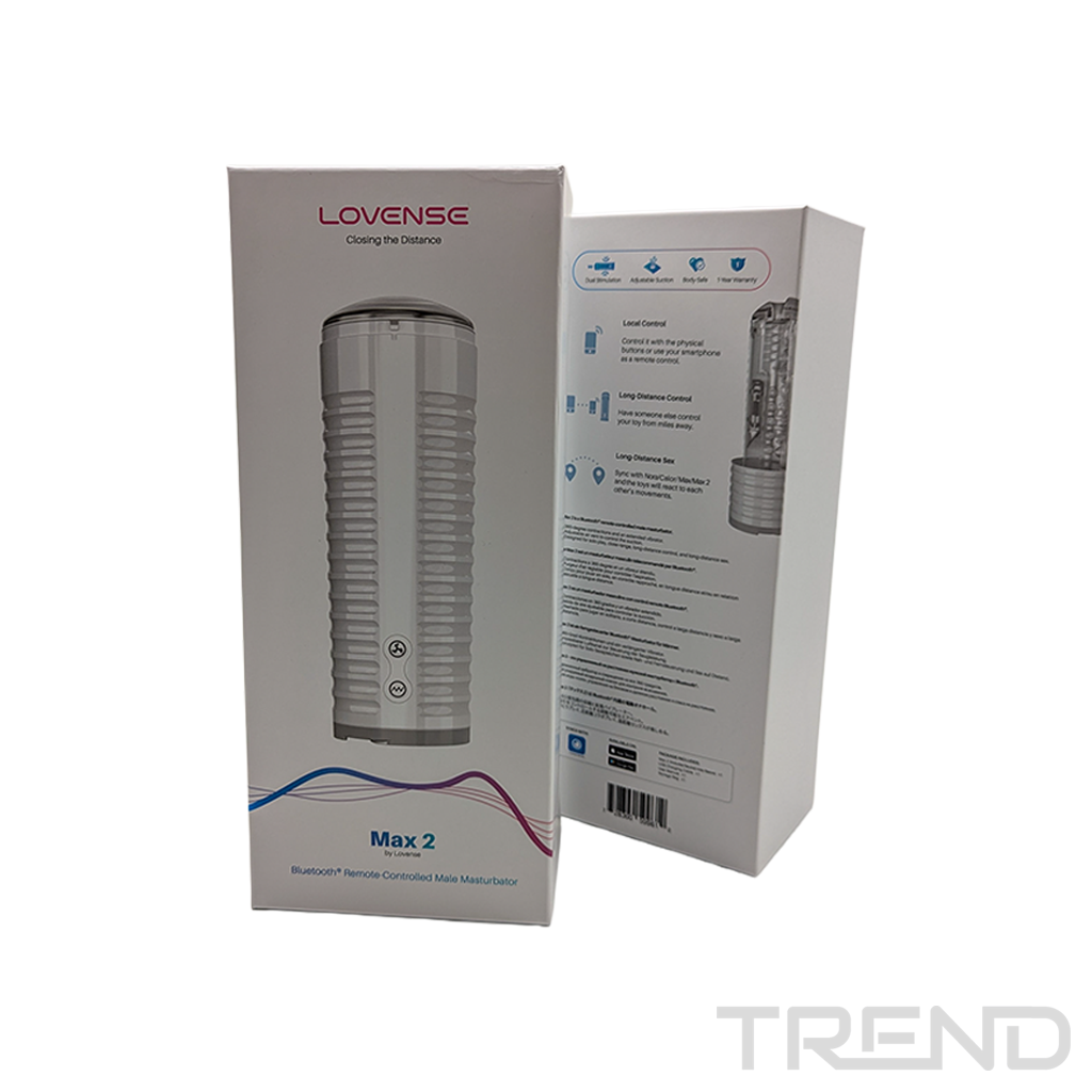 Dwa pudełka Lovense Max 2. Przednie pudełko pokazuje produkt, tylne zawiera funkcje i logo. Białe tło.