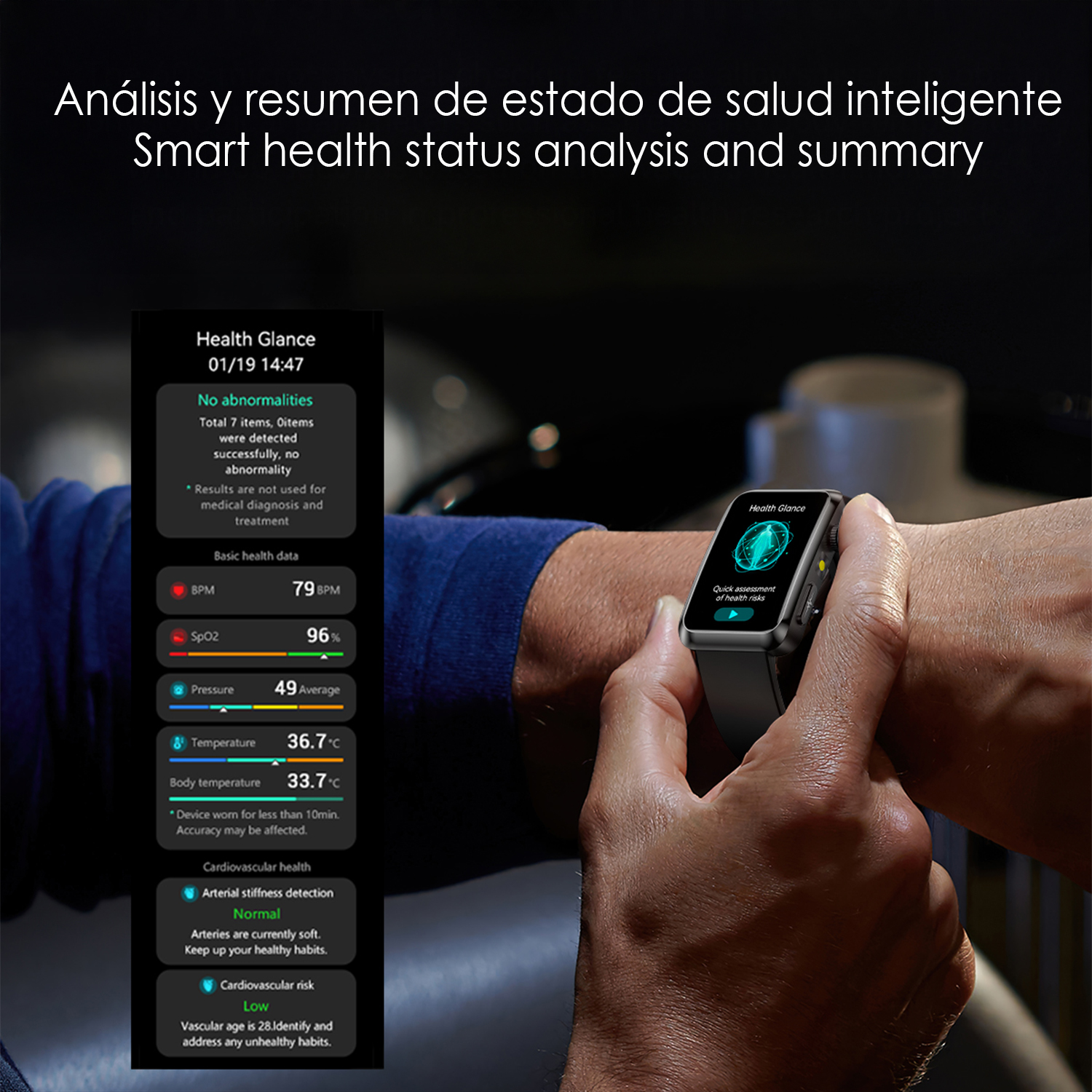 Una persona con uno smartwatch mostra i dati sanitari. L'orologio mostra i valori di BPM, SpO2, pressione e temperatura. Il testo mostra risultati normali.