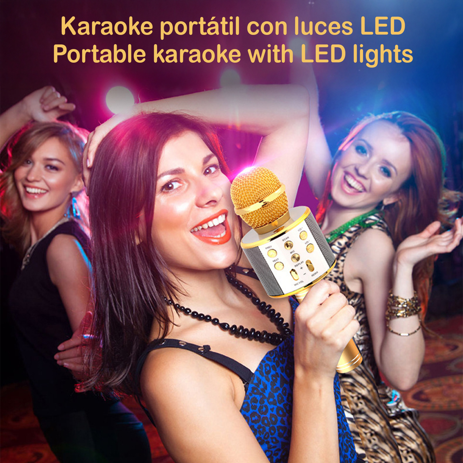 Tres mujeres de fiesta. Una sostiene un micrófono de karaoke dorado, sonriendo. El fondo tiene luces LED.