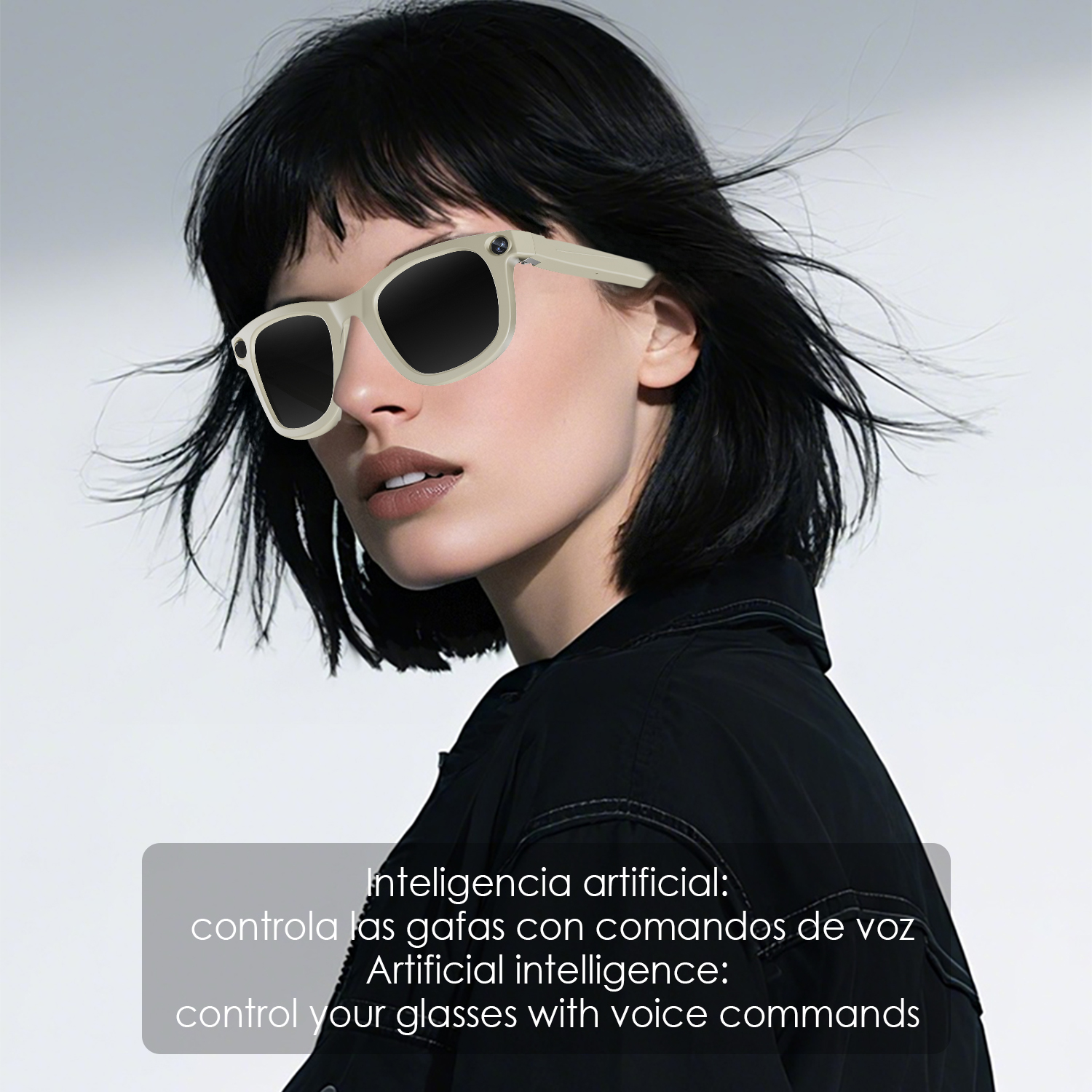 Una donna con i capelli neri indossa occhiali da sole. L'immagine promuove il controllo degli occhiali con comandi vocali tramite AI.