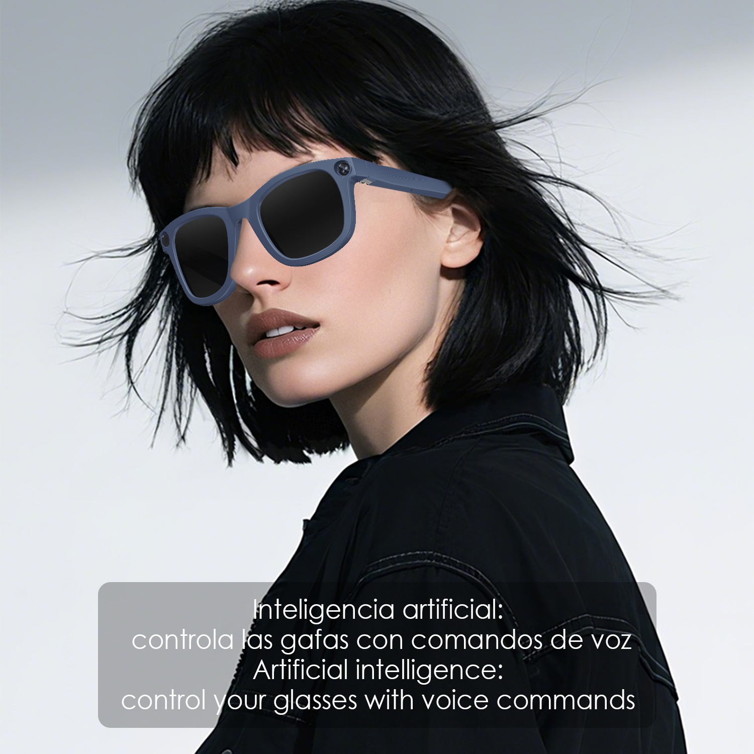 Una donna con occhiali da sole blu. Capelli scuri e giacca nera. Testo: Intelligenza artificiale, controllo vocale.