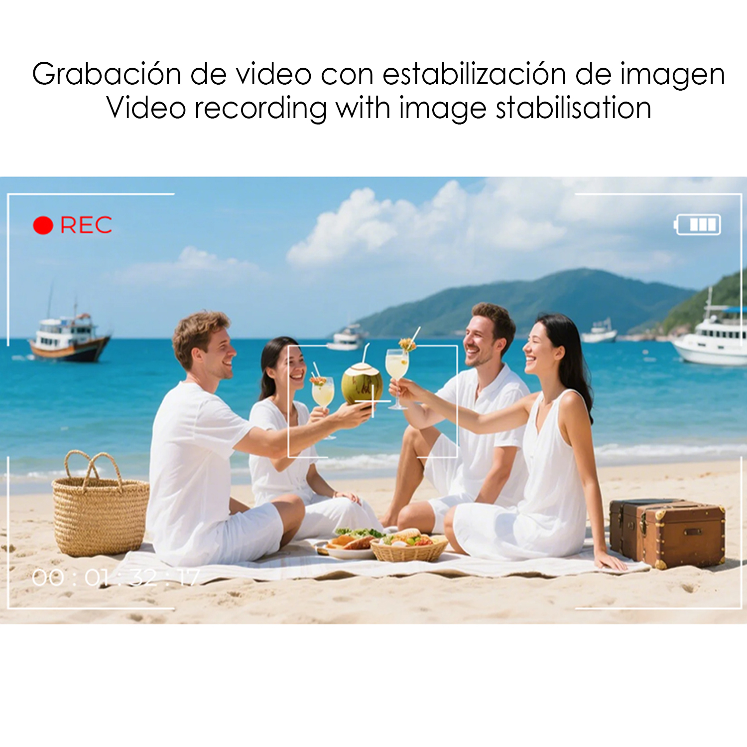 Quattro persone sulla spiaggia brindano con bevande. Barche sul mare, spiaggia sabbiosa, acqua blu. Cesto da picnic, cibo e valigia presenti.