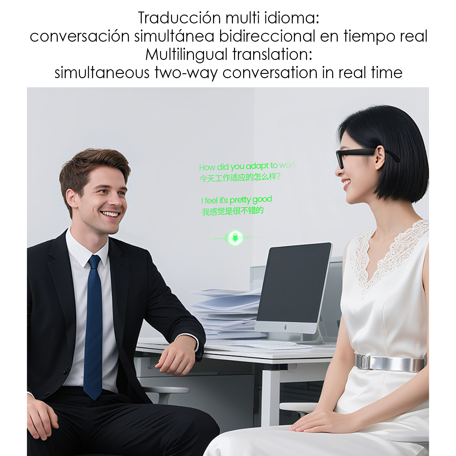 Un hombre y una mujer sentados en un escritorio. Sonríen y hay burbujas de texto entre ellos. Una computadora está en el escritorio.