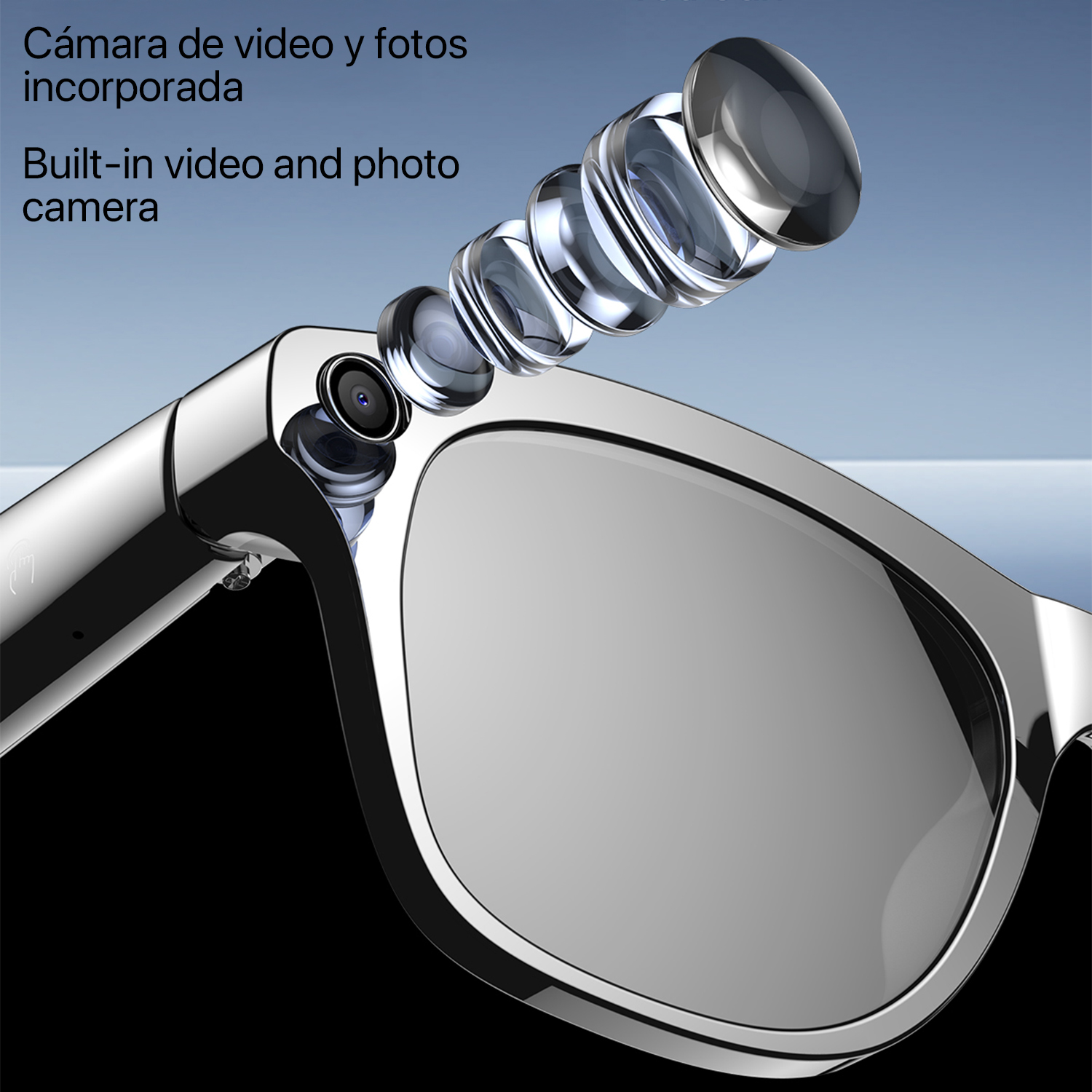 Occhiali intelligenti argentati con fotocamera e lenti integrate. Il testo in spagnolo e inglese indica le funzioni video e foto.