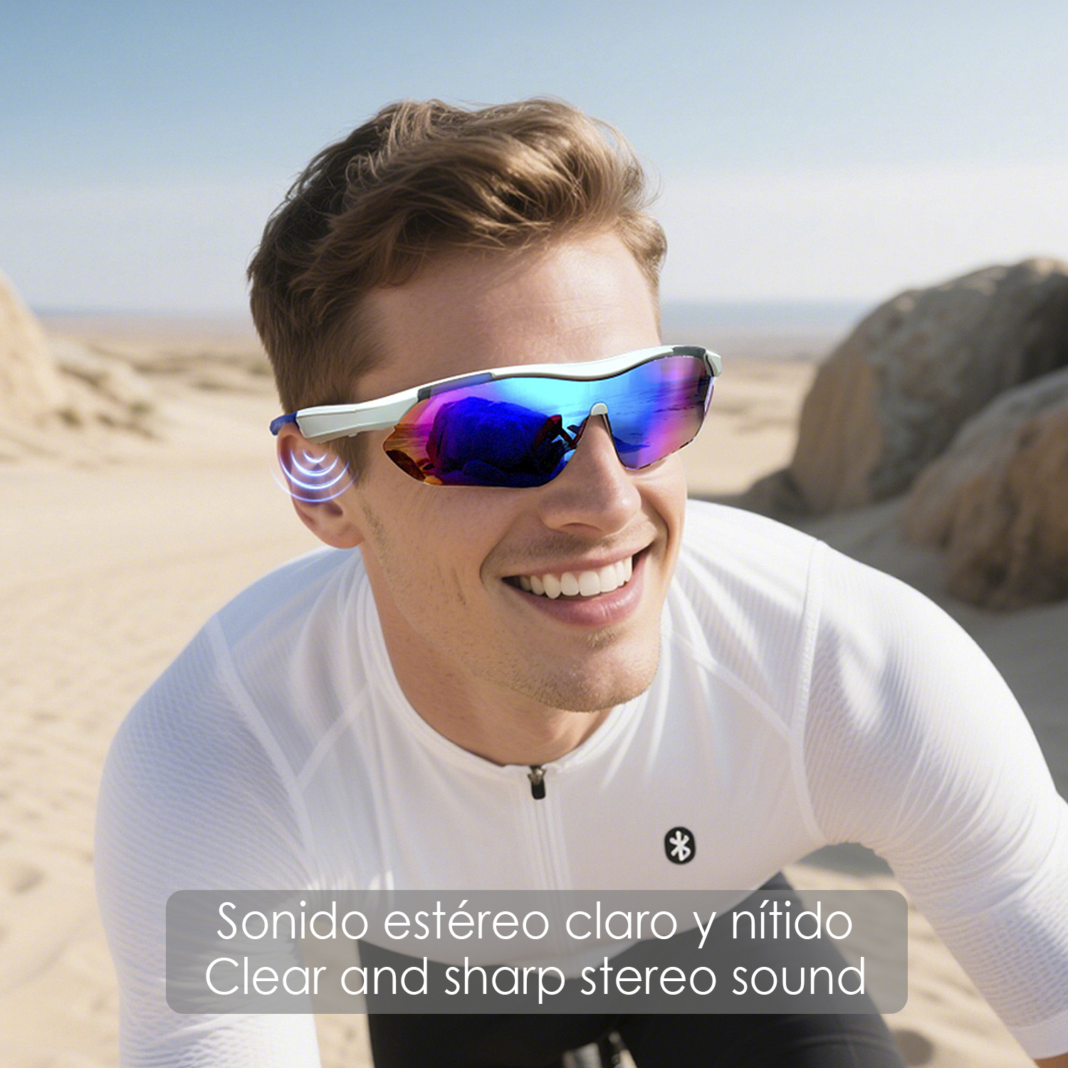 Un uomo con occhiali intelligenti sorride. È nel deserto. Il testo dice: 'Suono stereo chiaro e nitido'.