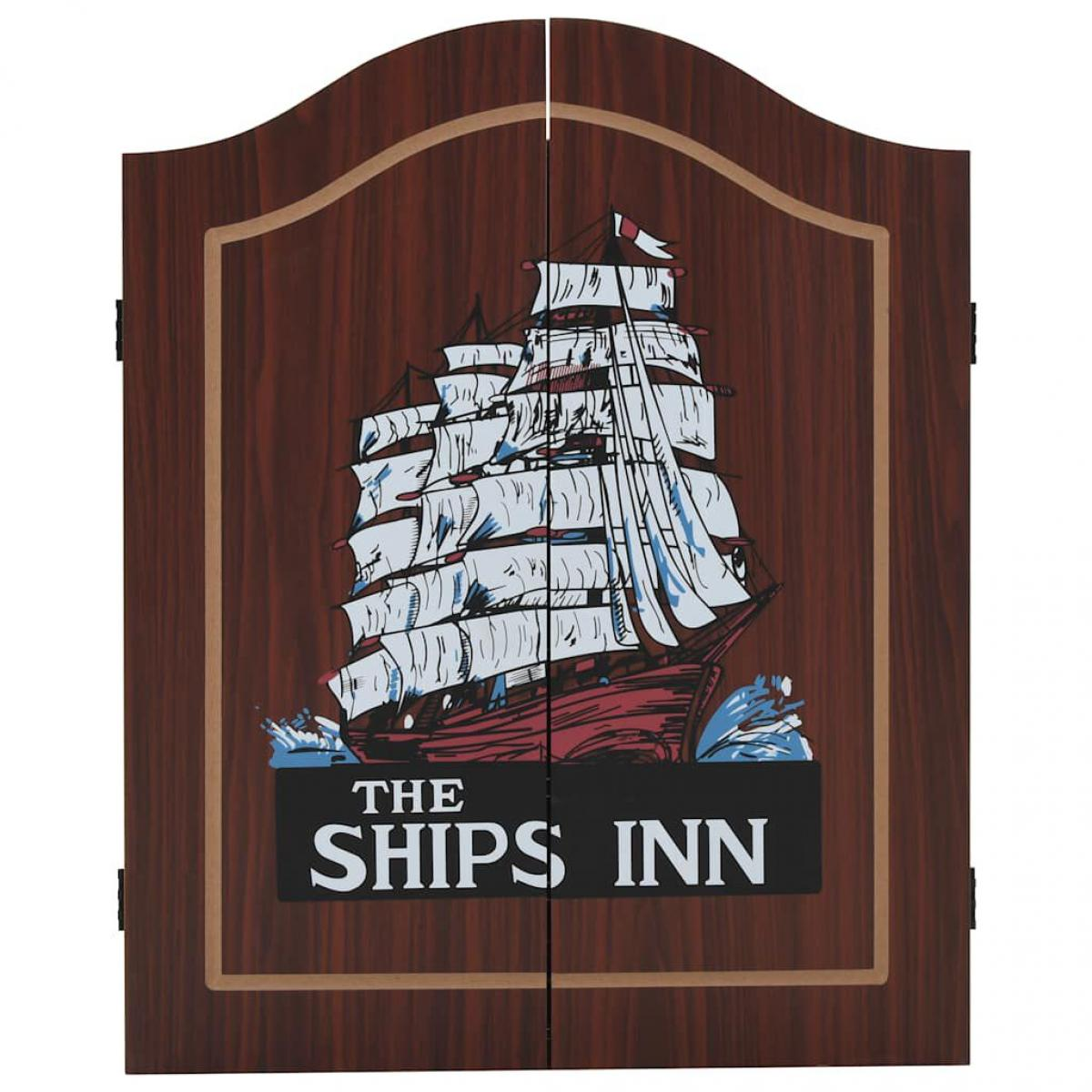 Ein hölzerner Dartscheibenschrank mit einer Schiffillustration. Das Schiff ist rot, weiß und blau, darunter steht 'The Ships Inn'.