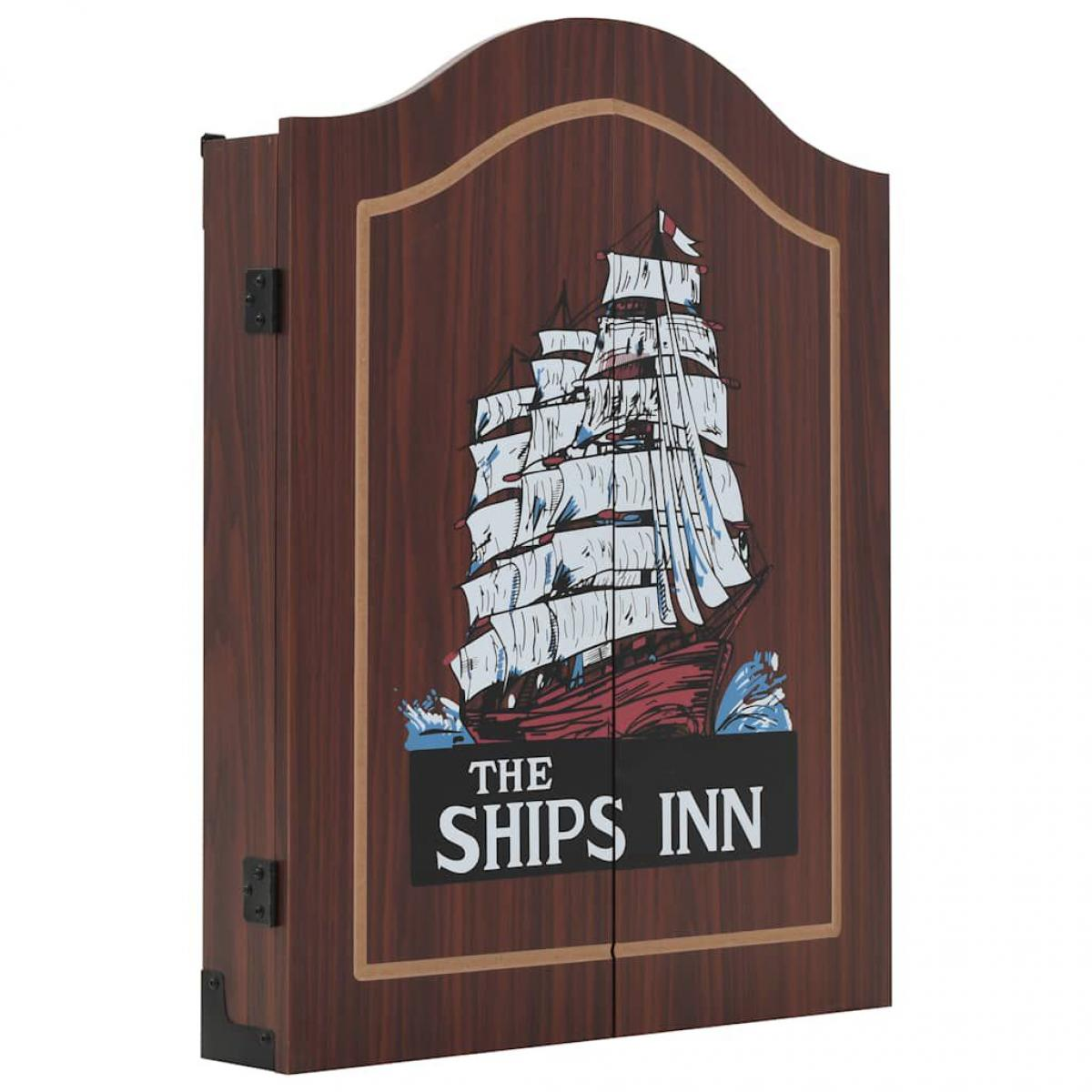 Ein Holzschrank mit einer Schiffillustration und dem Text 'The Ships Inn'. Der Schrank hat eine dunkle Holzmaserung.