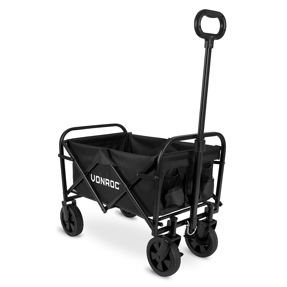 Een zwarte Vonroc-wagen met een handvat staat op een wit oppervlak. Hij heeft vier zwarte wielen en zijzakken.