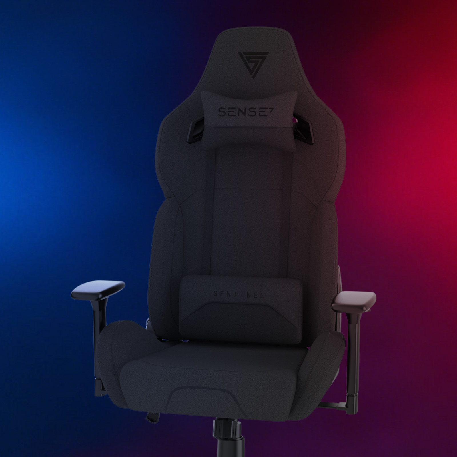 Een zwarte Sense7 Sentinel gamingstoel. Het heeft een hoofdsteun met het Sense7-logo, een lendenkussen met Sentinel en armleuningen. De achtergrond is blauw en rood.