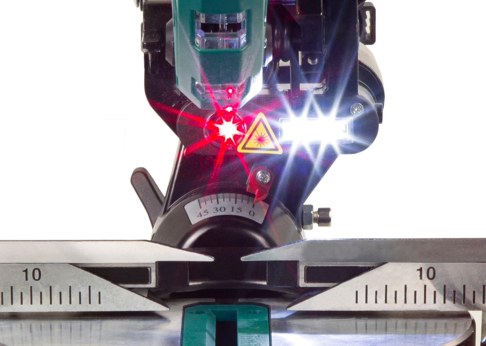 Close-up van een verstekzaag met laser en licht. Rode laserstraal en veiligheidsteken zijn zichtbaar. Cijfers op een schaal zijn duidelijk.