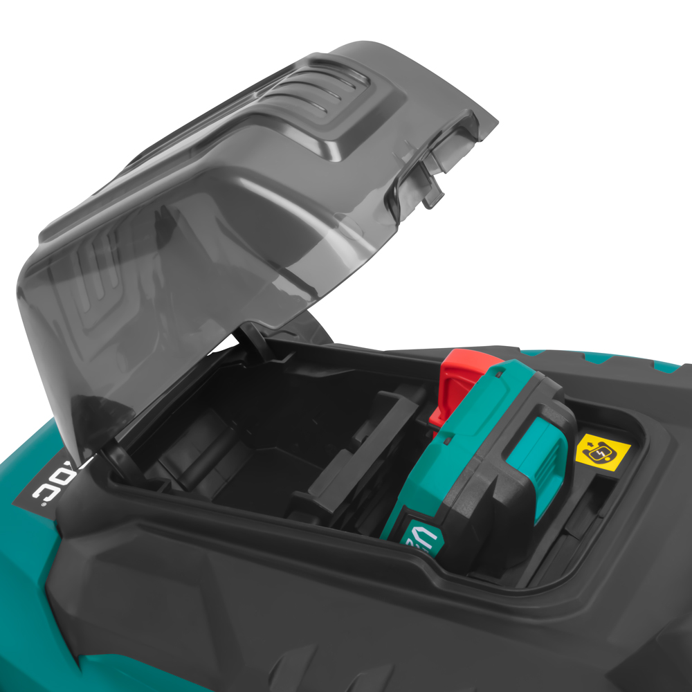 Open compartiment van een grasmaaier met een rode en blauwgroene batterij. Het deksel is grijs en de maaier is zwart en blauwgroen.