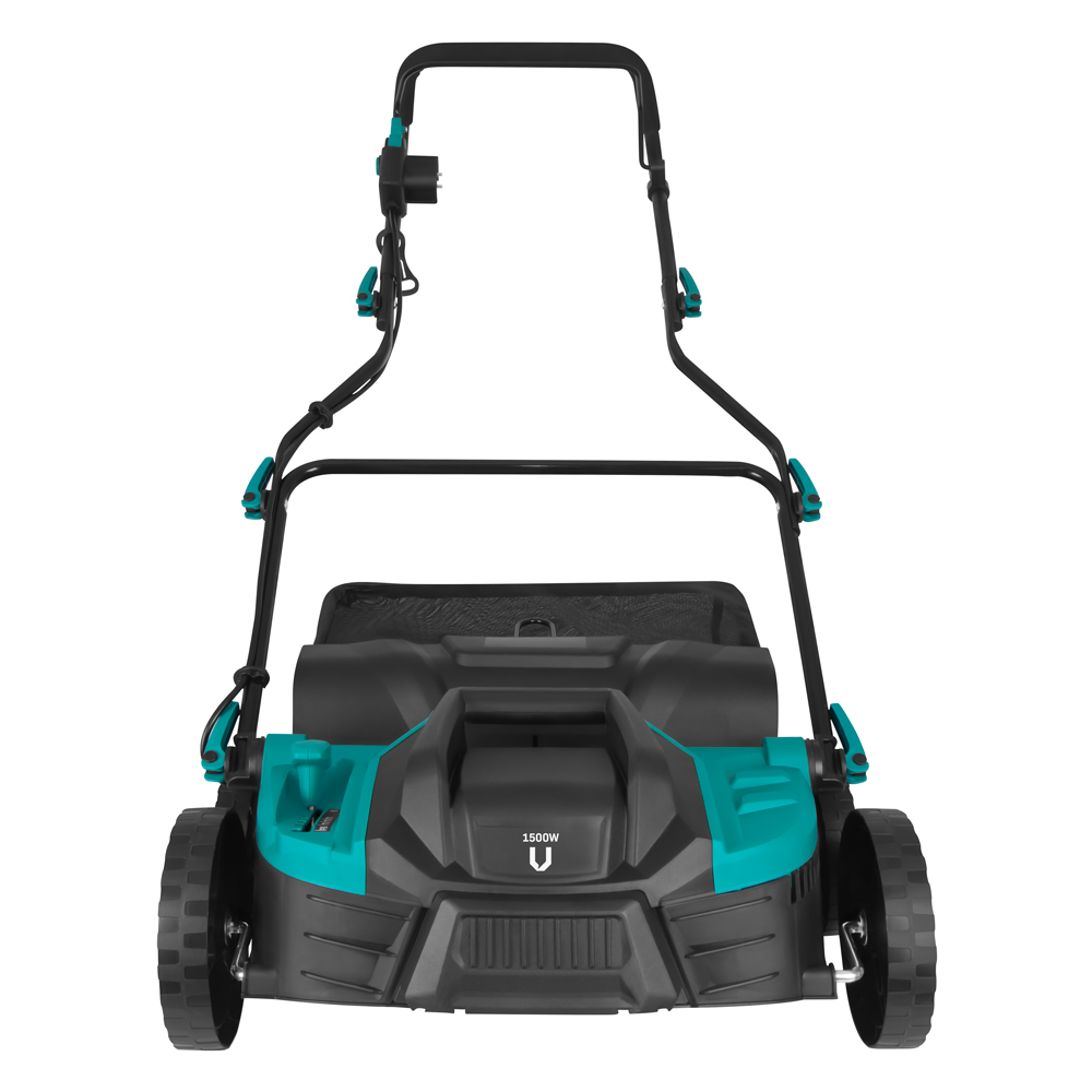 Een elektrische grasmaaier, zwart en blauwgroen, met een zak aan de achterkant. Hij heeft twee grote zwarte wielen en een handvat om te duwen.